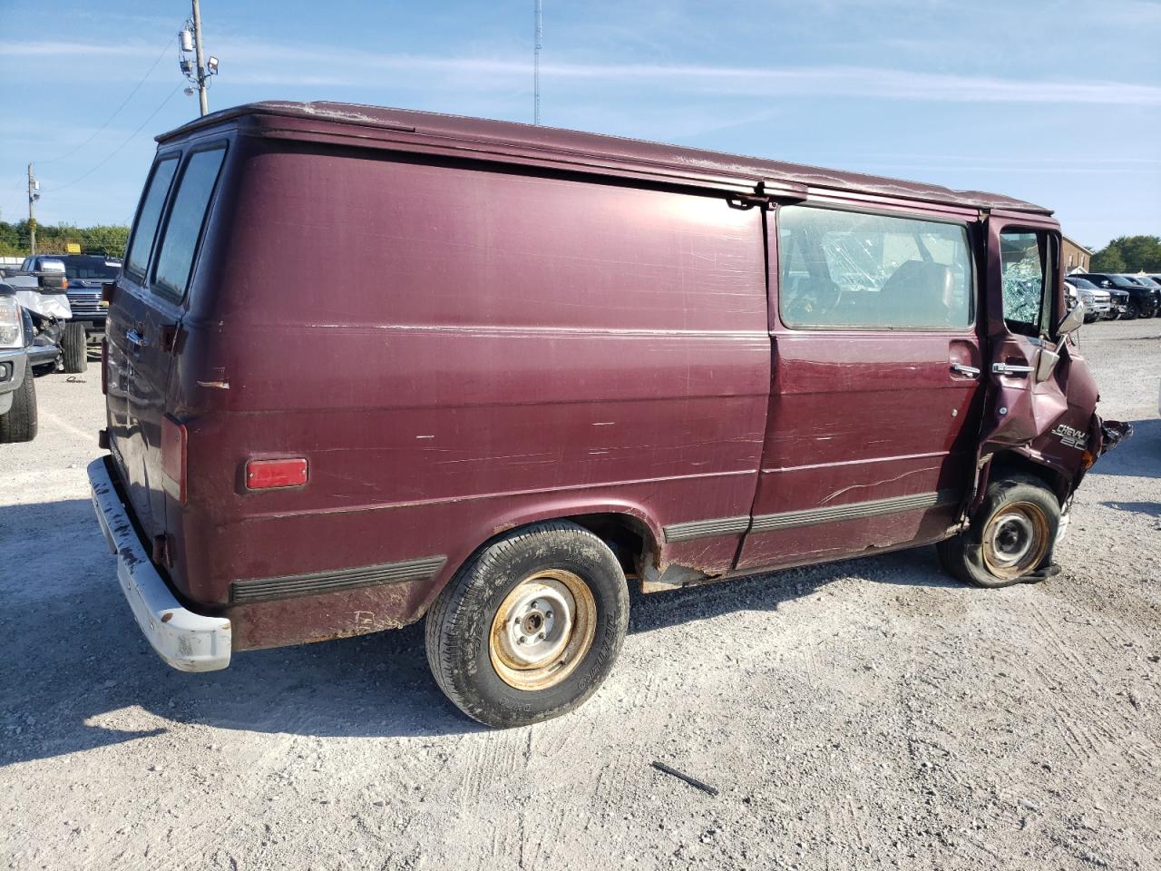 Photo 2 VIN: 1GCEG25Z7PF345585 - CHEVROLET VAN 