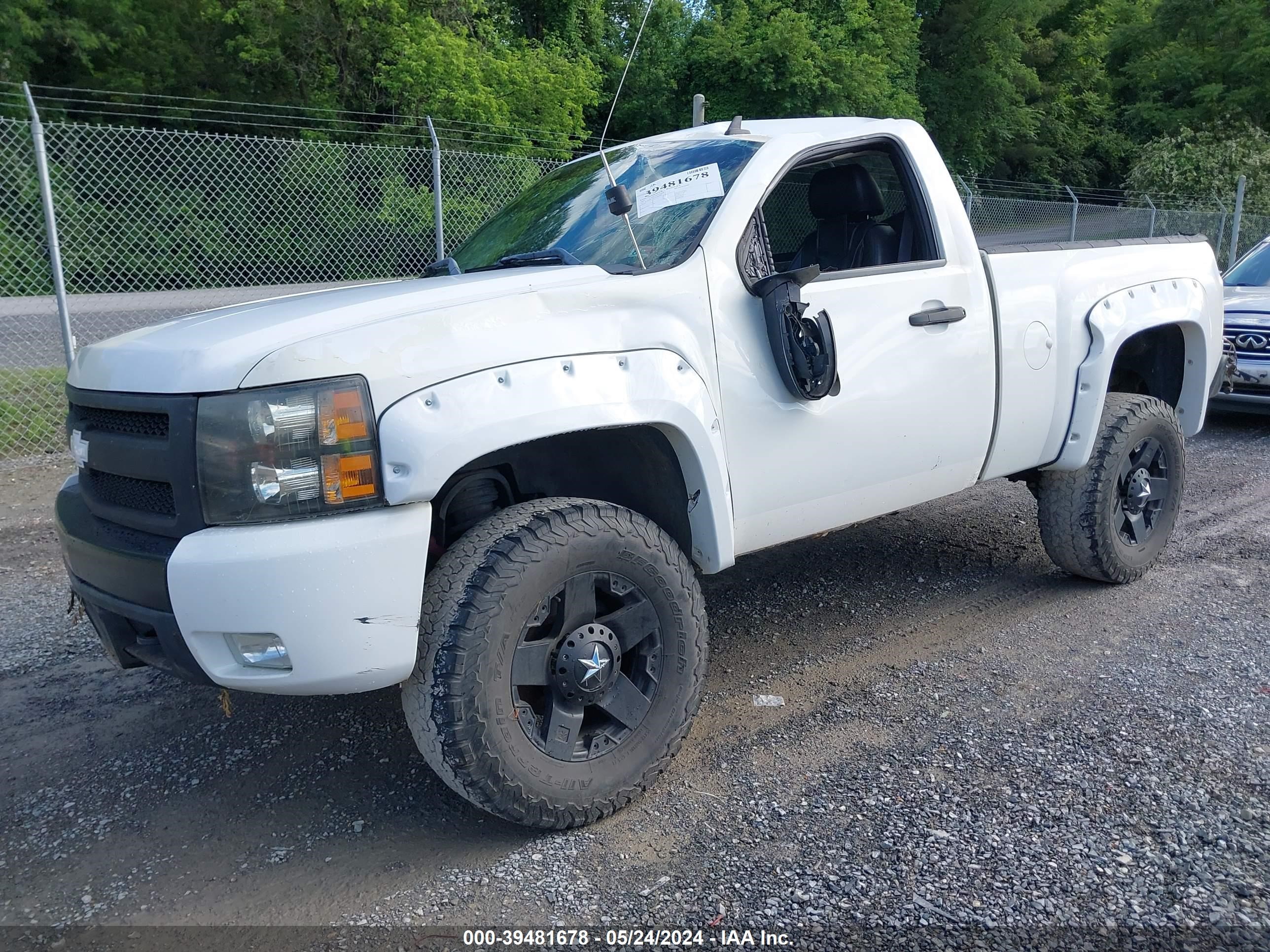 Photo 1 VIN: 1GCEK14047Z584909 - CHEVROLET SILVERADO 