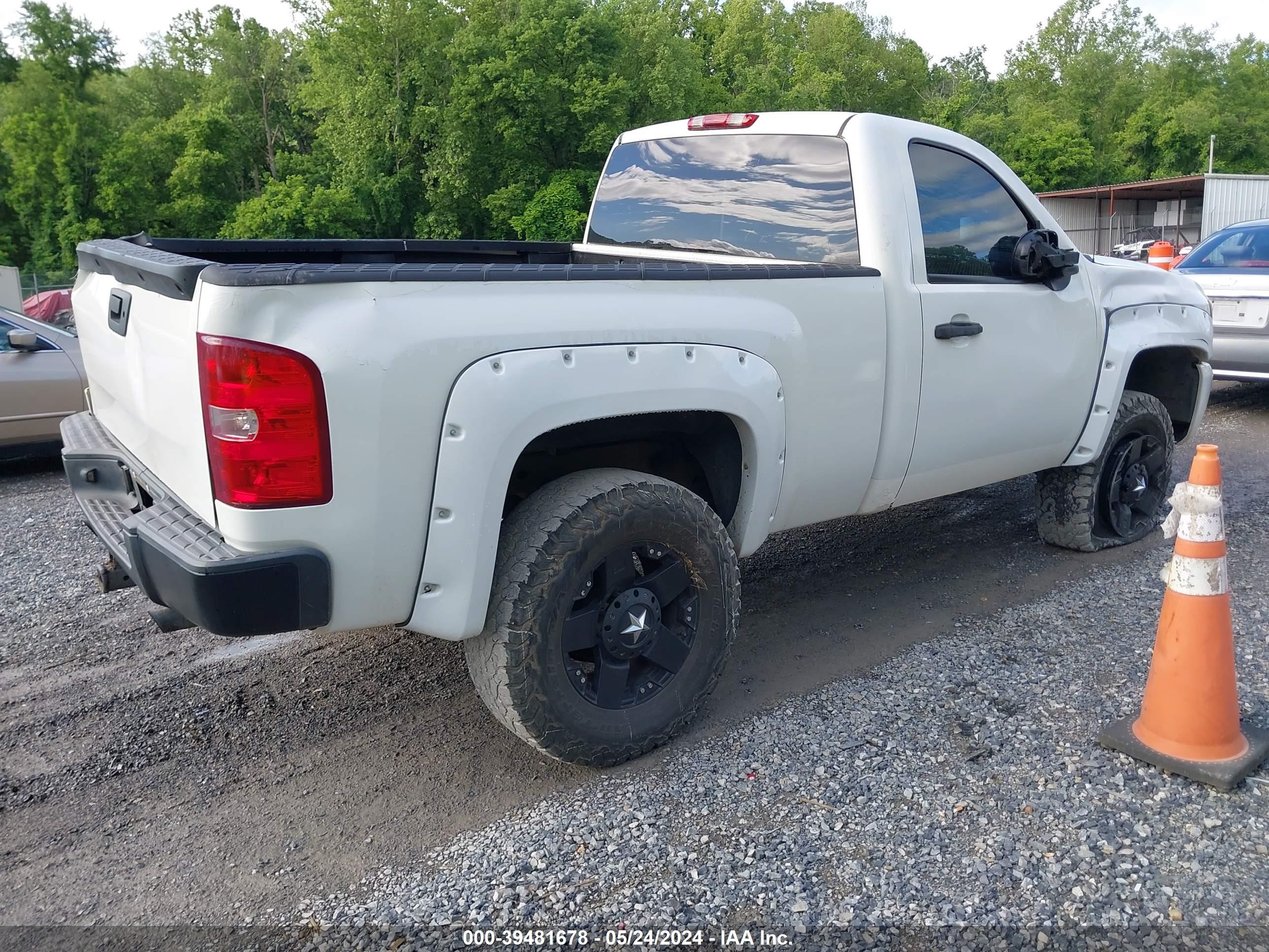 Photo 3 VIN: 1GCEK14047Z584909 - CHEVROLET SILVERADO 