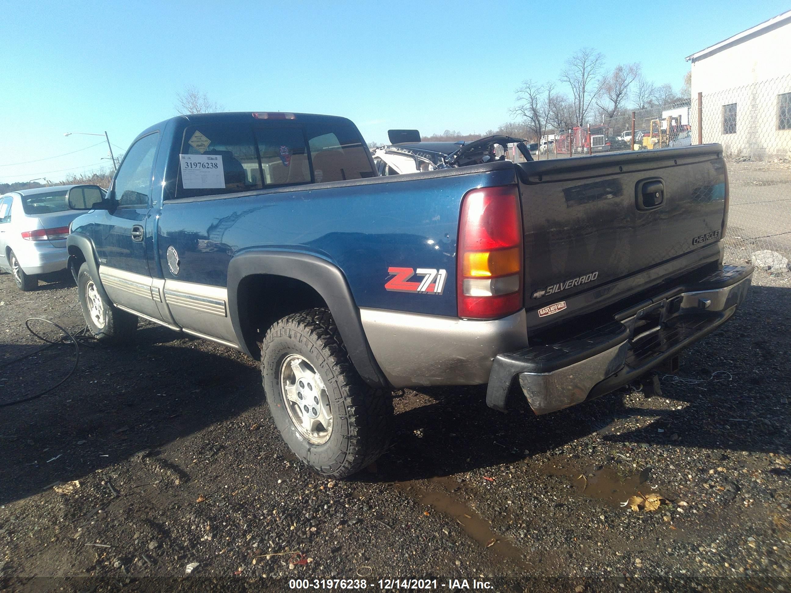 Photo 2 VIN: 1GCEK14T7YE111900 - CHEVROLET SILVERADO 