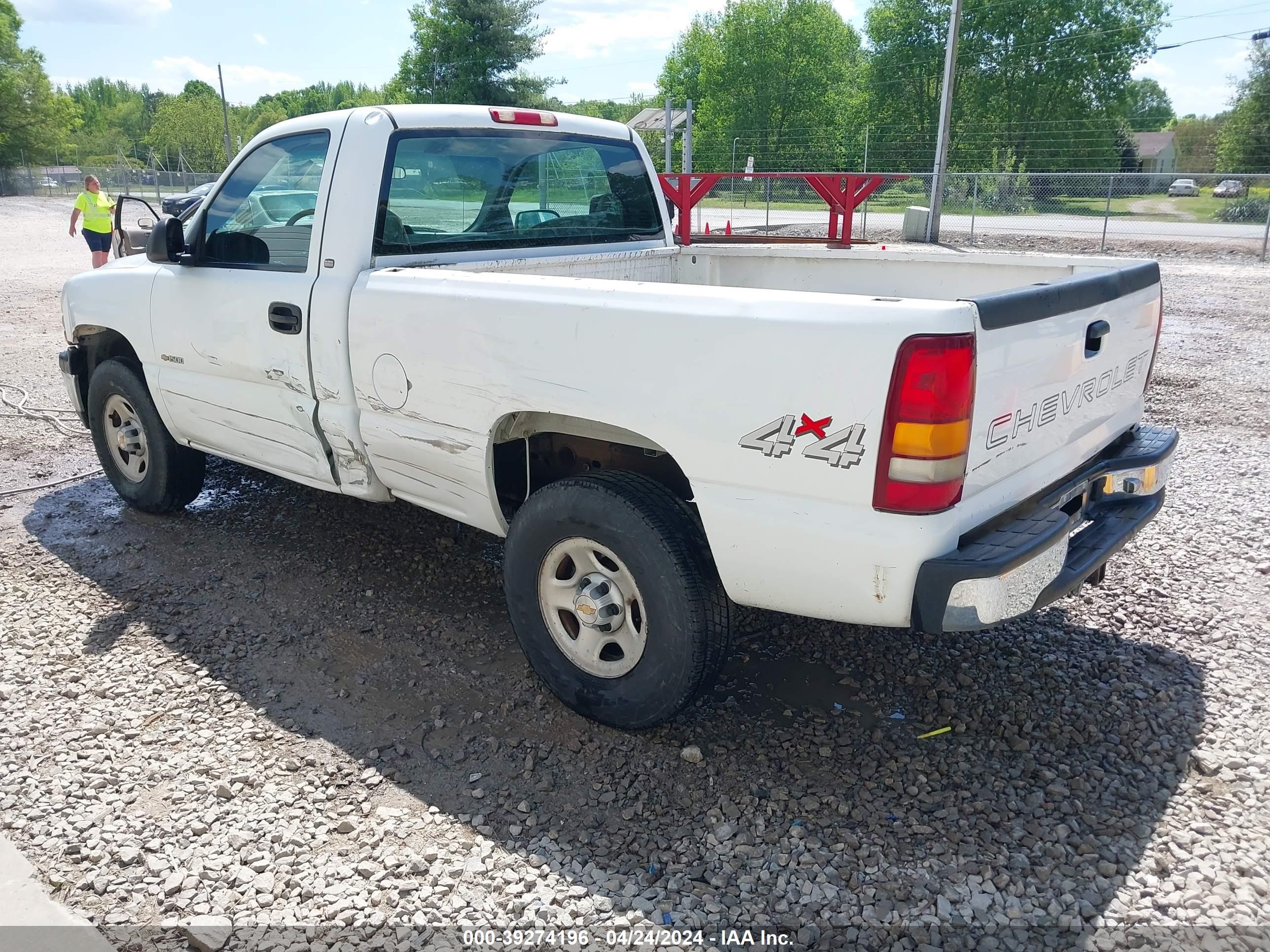 Photo 2 VIN: 1GCEK14TX2Z243906 - CHEVROLET SILVERADO 