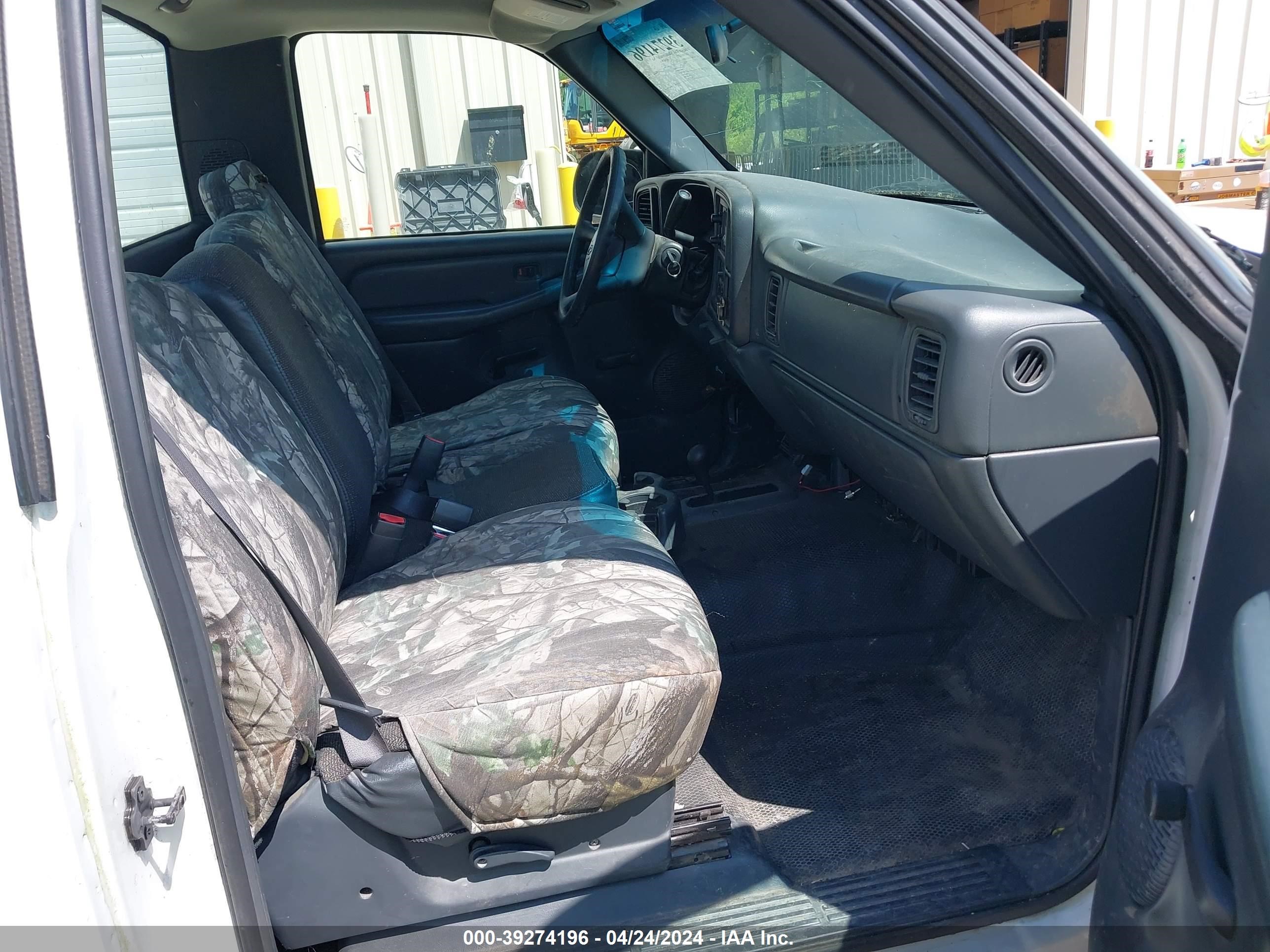 Photo 4 VIN: 1GCEK14TX2Z243906 - CHEVROLET SILVERADO 