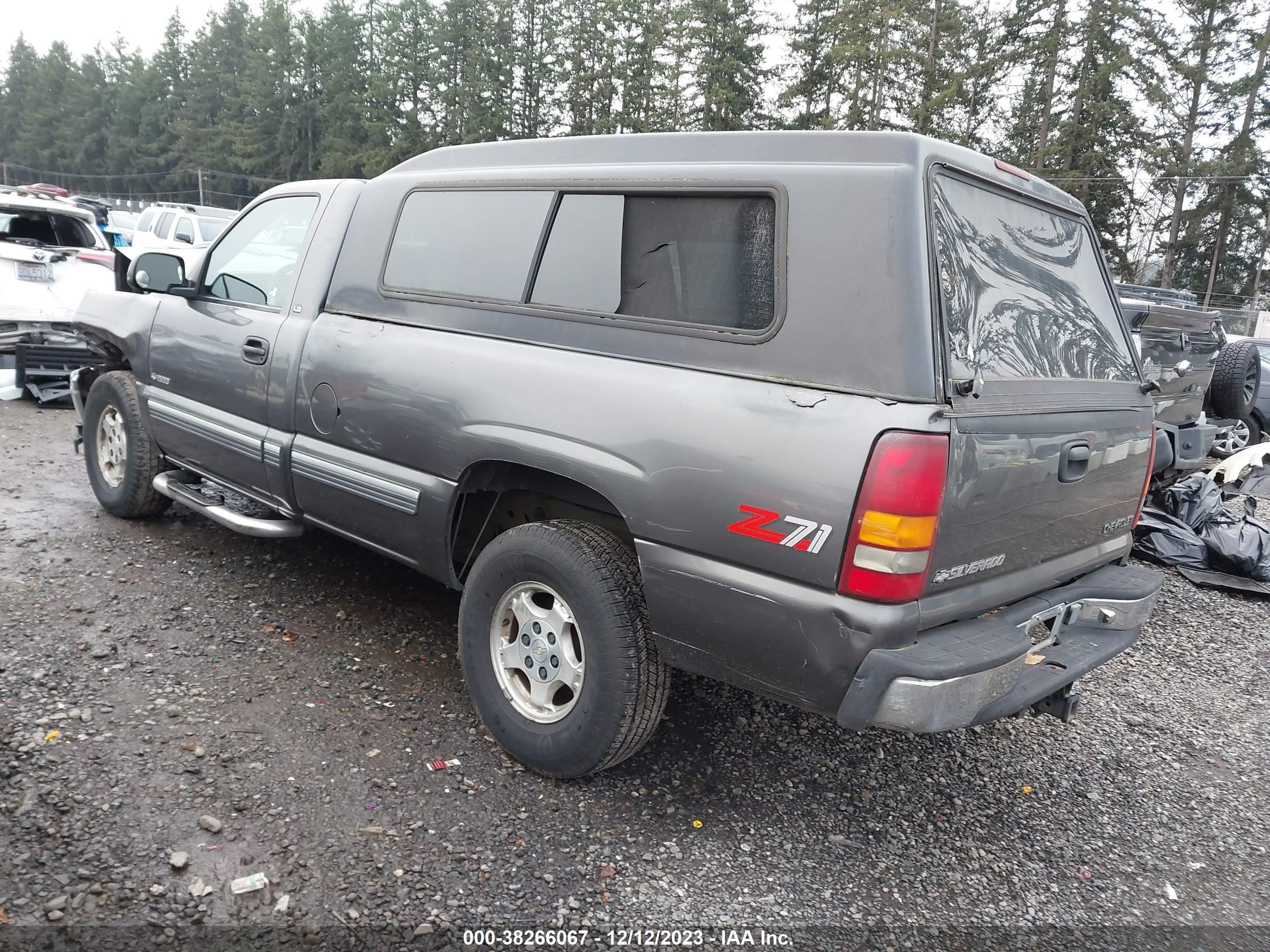 Photo 2 VIN: 1GCEK14TXYE205737 - CHEVROLET SILVERADO 