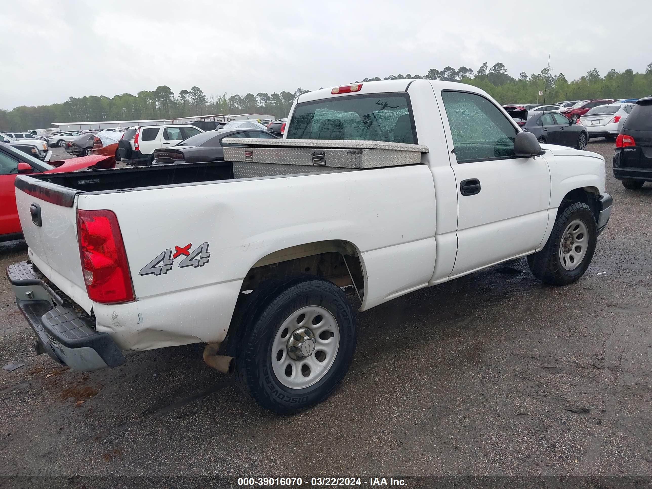 Photo 3 VIN: 1GCEK14V26Z135531 - CHEVROLET SILVERADO 