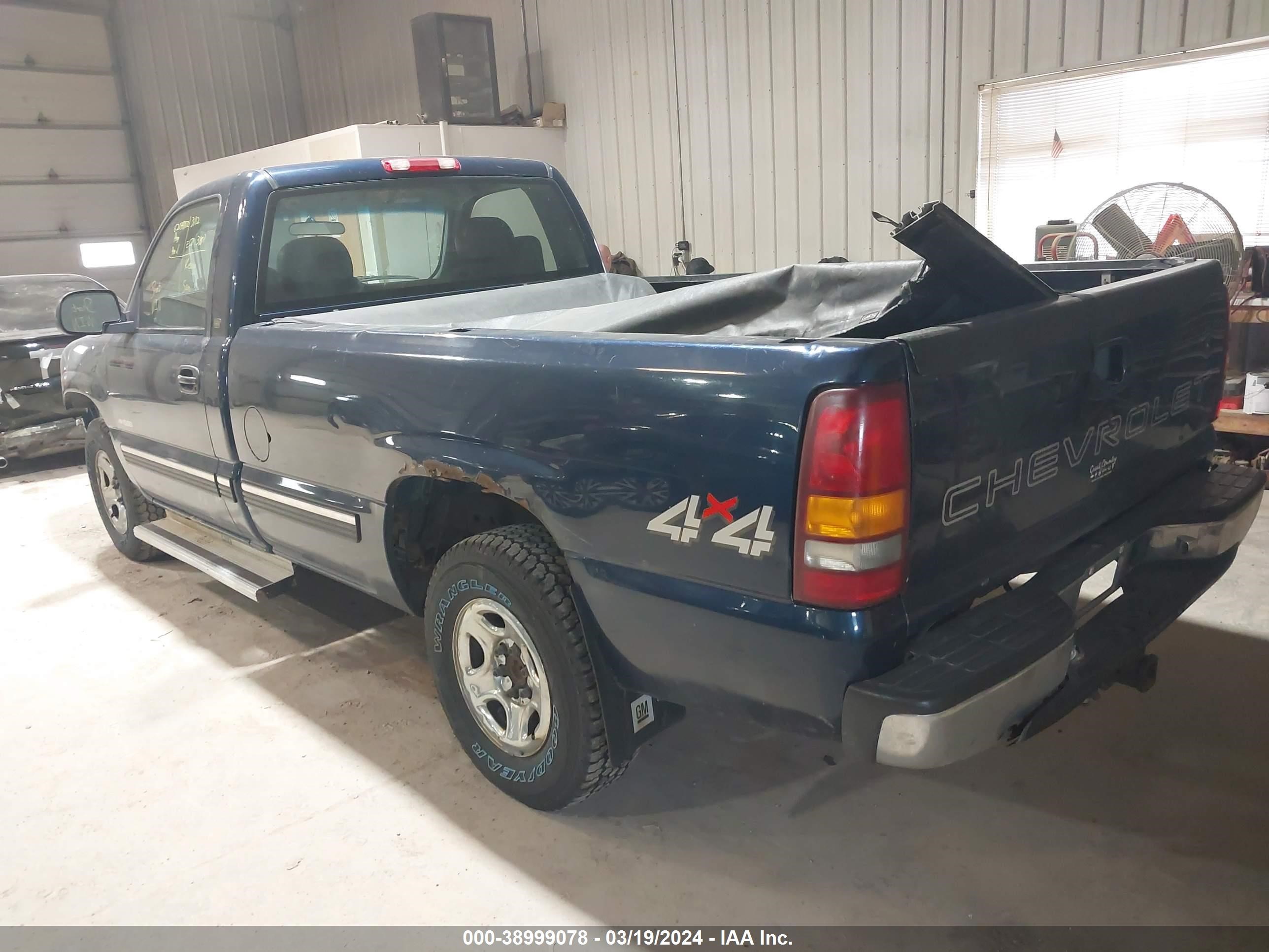 Photo 2 VIN: 1GCEK14V7YZ204779 - CHEVROLET SILVERADO 