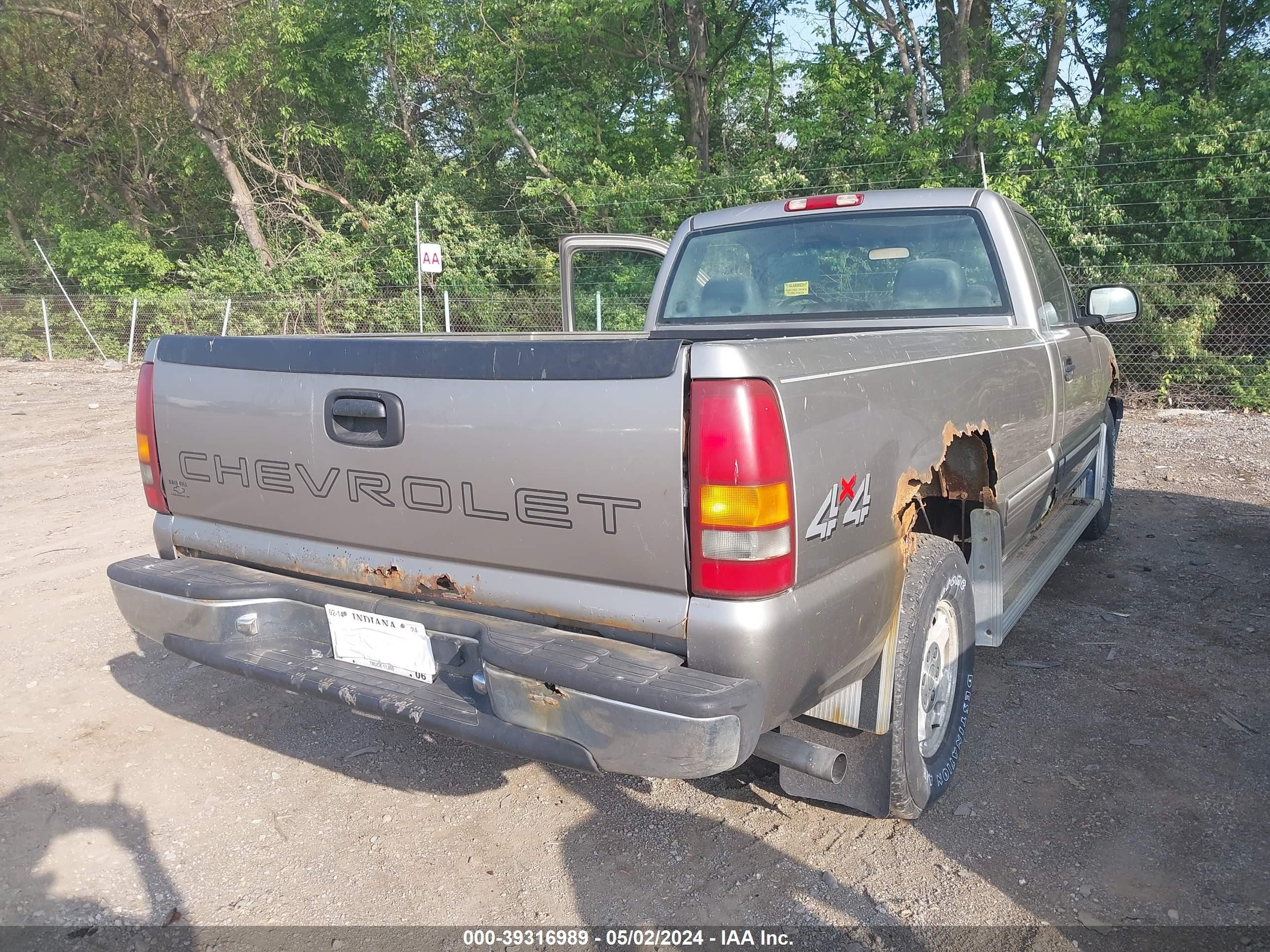 Photo 3 VIN: 1GCEK14W4YE236590 - CHEVROLET SILVERADO 