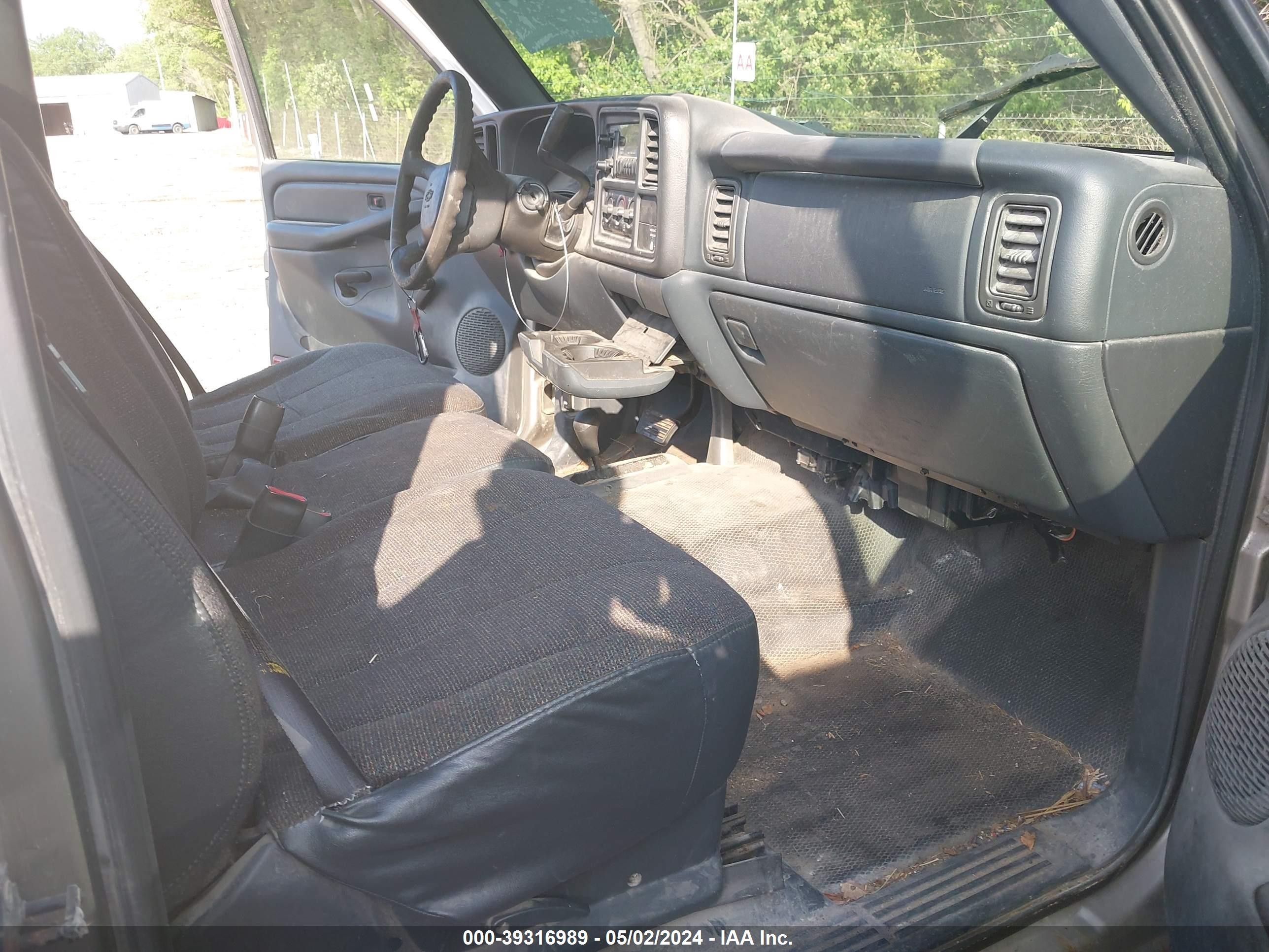 Photo 4 VIN: 1GCEK14W4YE236590 - CHEVROLET SILVERADO 