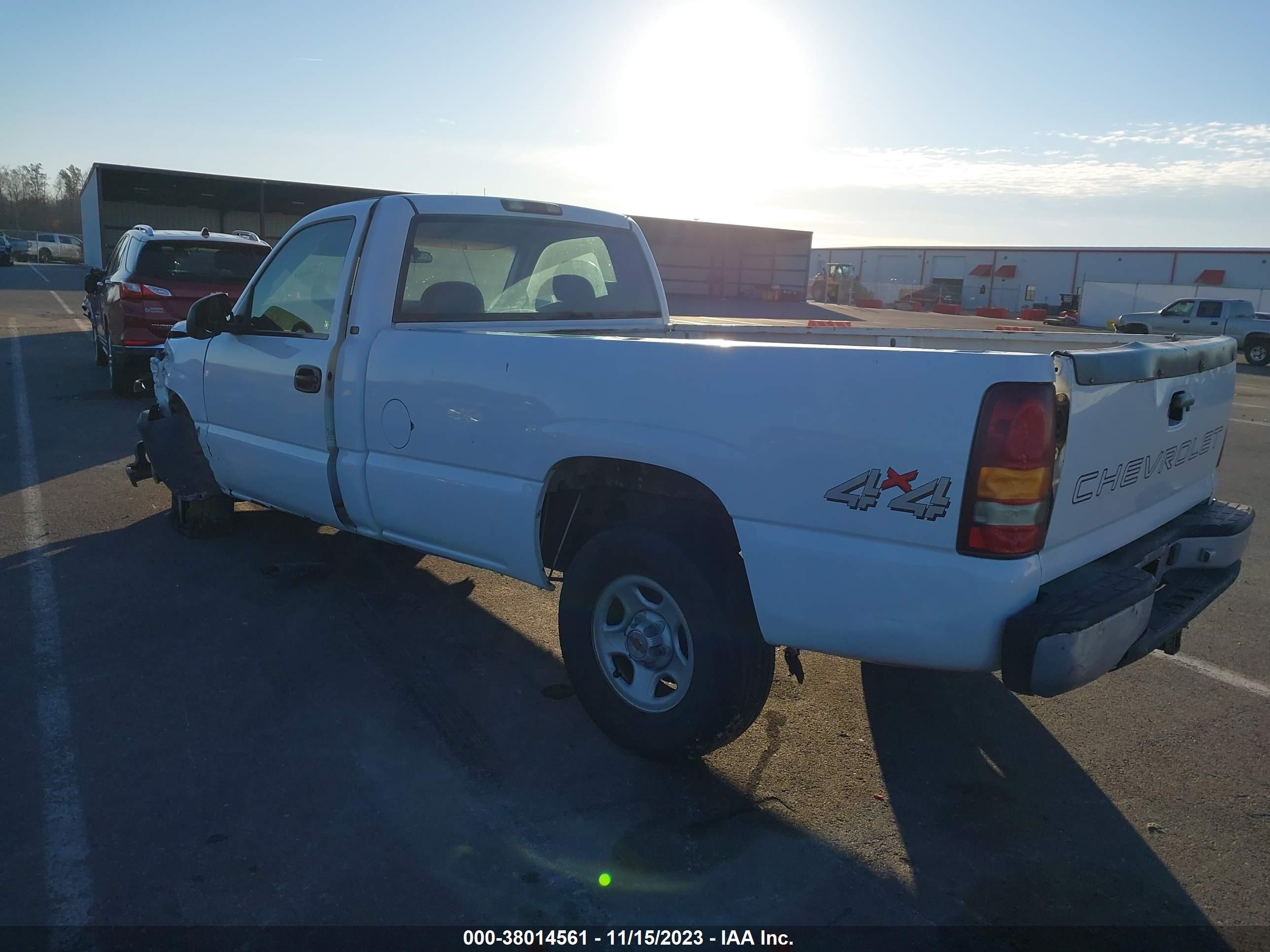 Photo 2 VIN: 1GCEK14W5YE205641 - CHEVROLET SILVERADO 