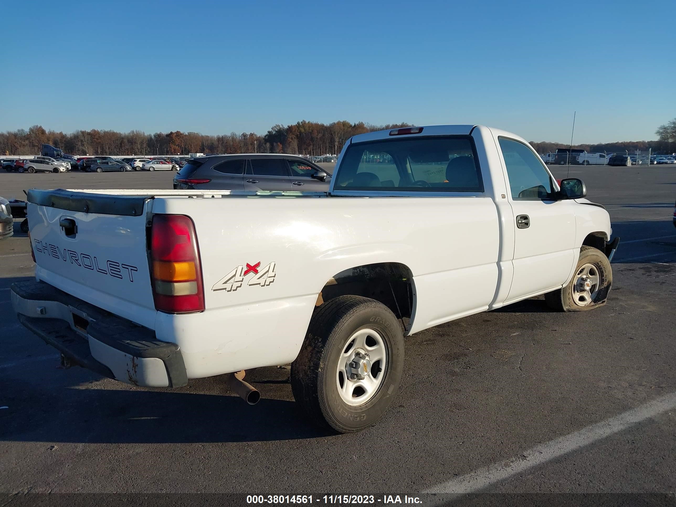 Photo 3 VIN: 1GCEK14W5YE205641 - CHEVROLET SILVERADO 