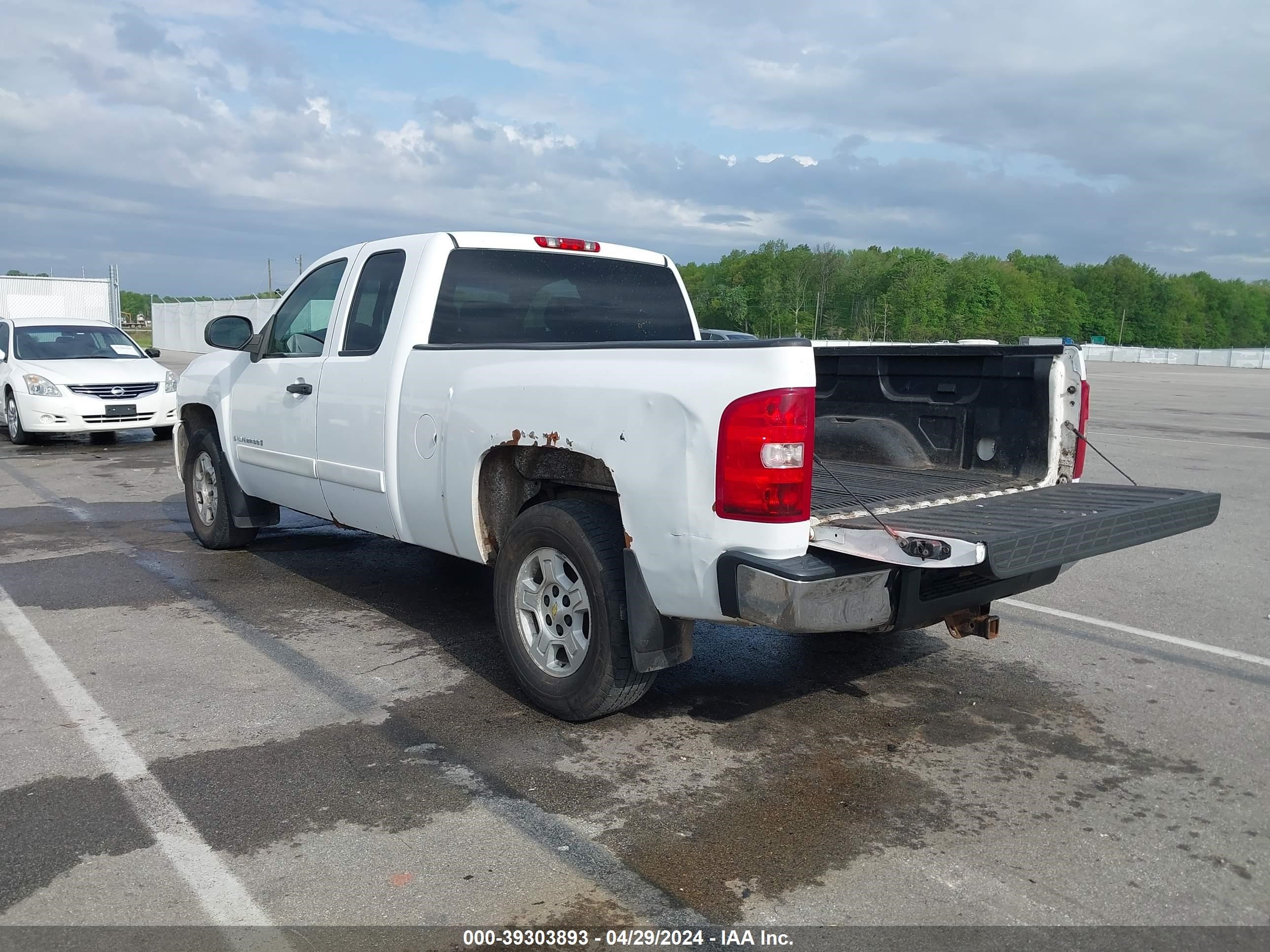 Photo 2 VIN: 1GCEK19008Z130943 - CHEVROLET SILVERADO 