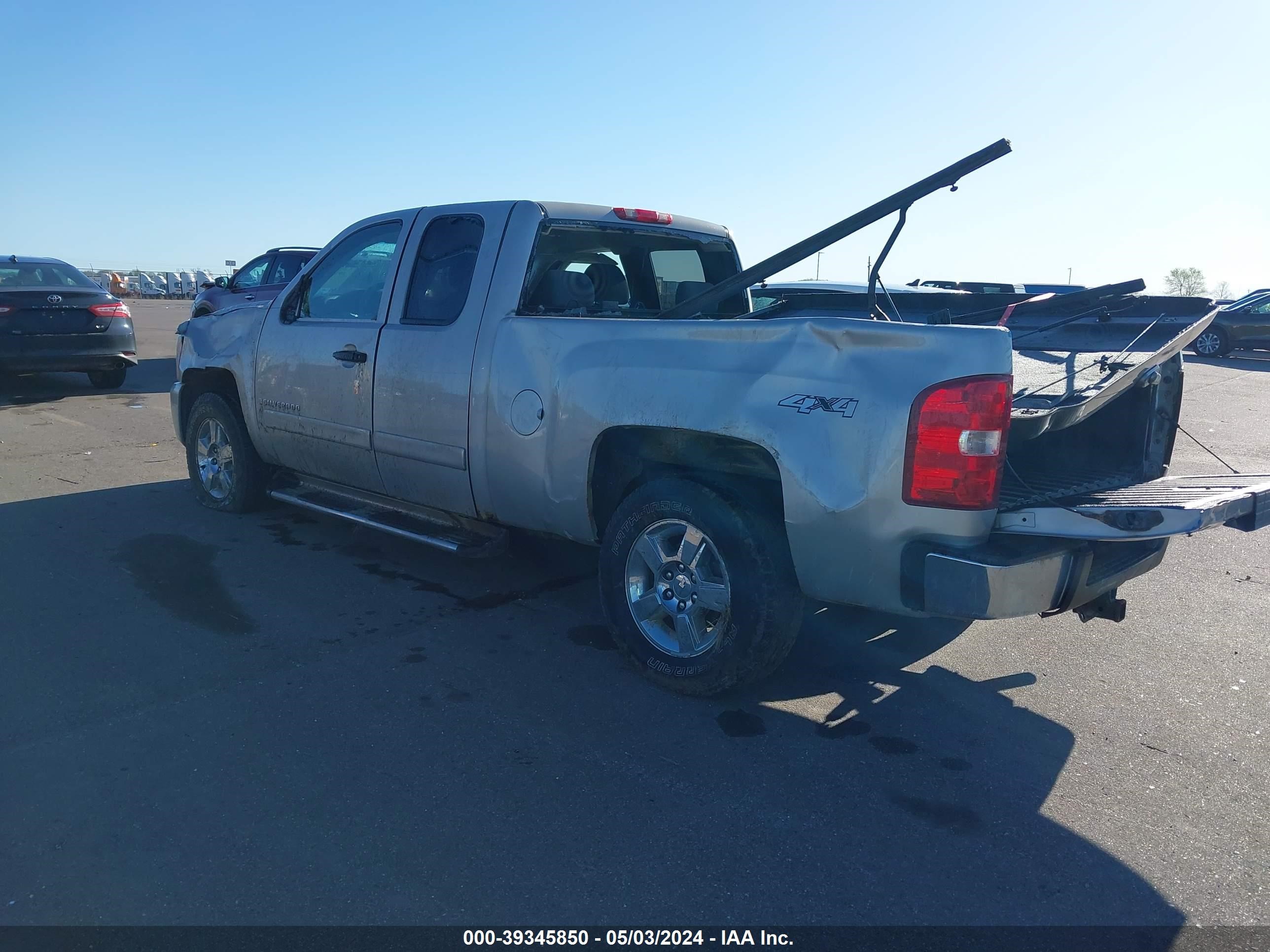 Photo 2 VIN: 1GCEK19018Z215533 - CHEVROLET SILVERADO 