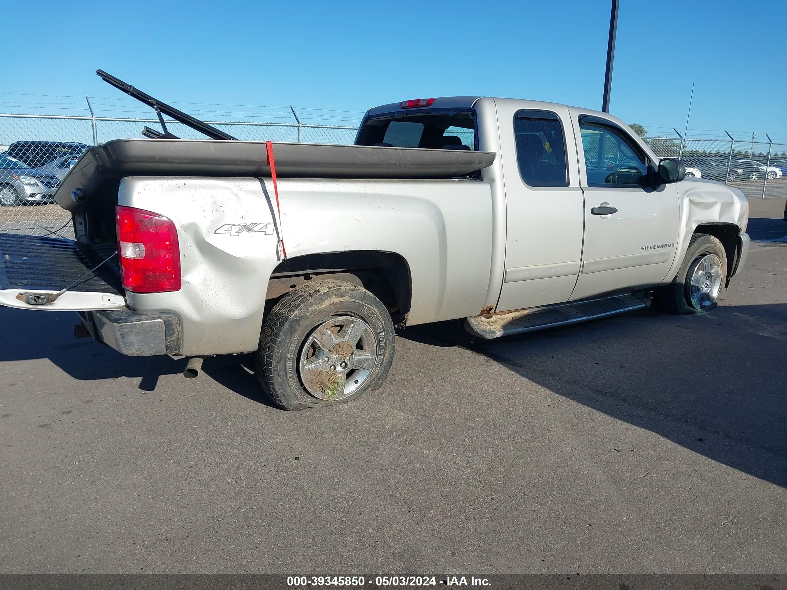 Photo 3 VIN: 1GCEK19018Z215533 - CHEVROLET SILVERADO 