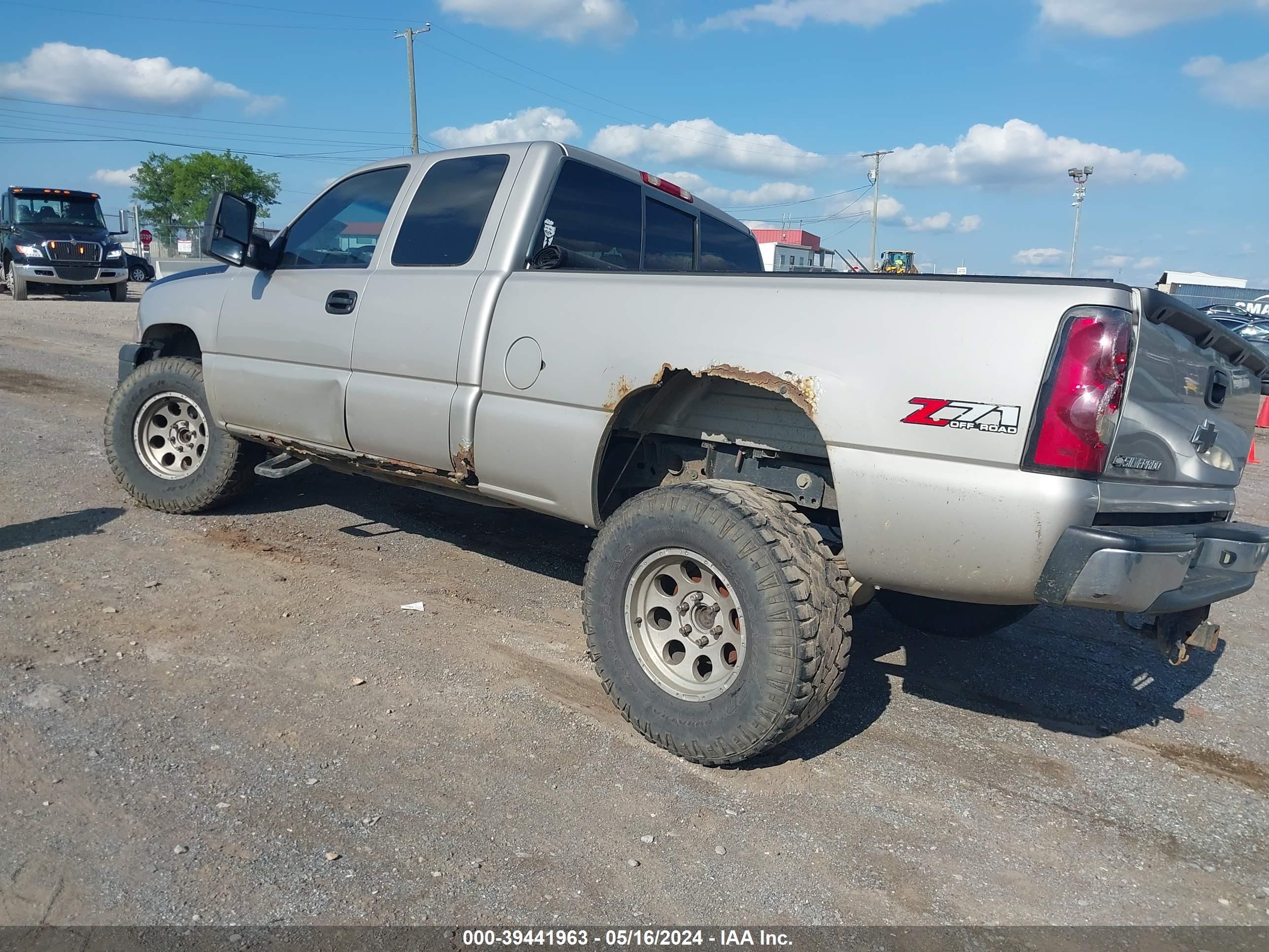 Photo 2 VIN: 1GCEK19B75E123931 - CHEVROLET SILVERADO 