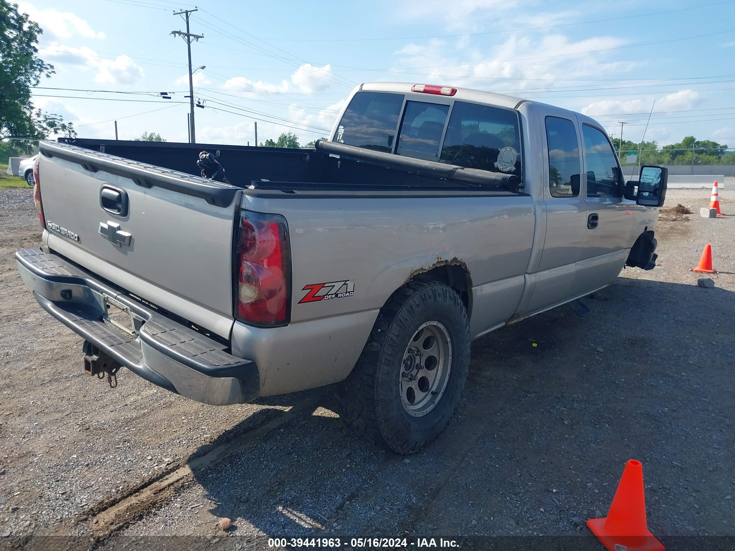 Photo 3 VIN: 1GCEK19B75E123931 - CHEVROLET SILVERADO 