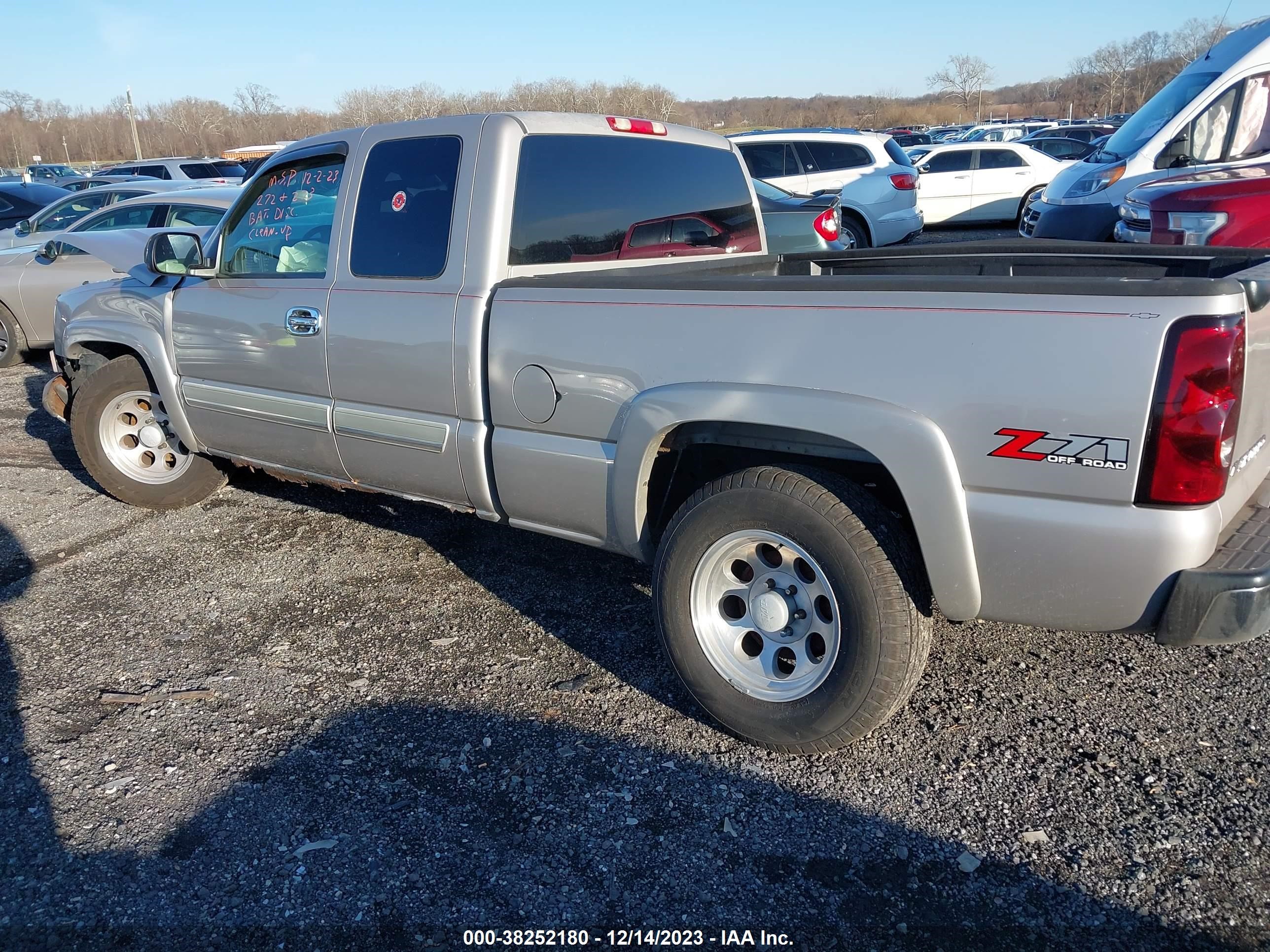 Photo 2 VIN: 1GCEK19B95Z305123 - CHEVROLET SILVERADO 