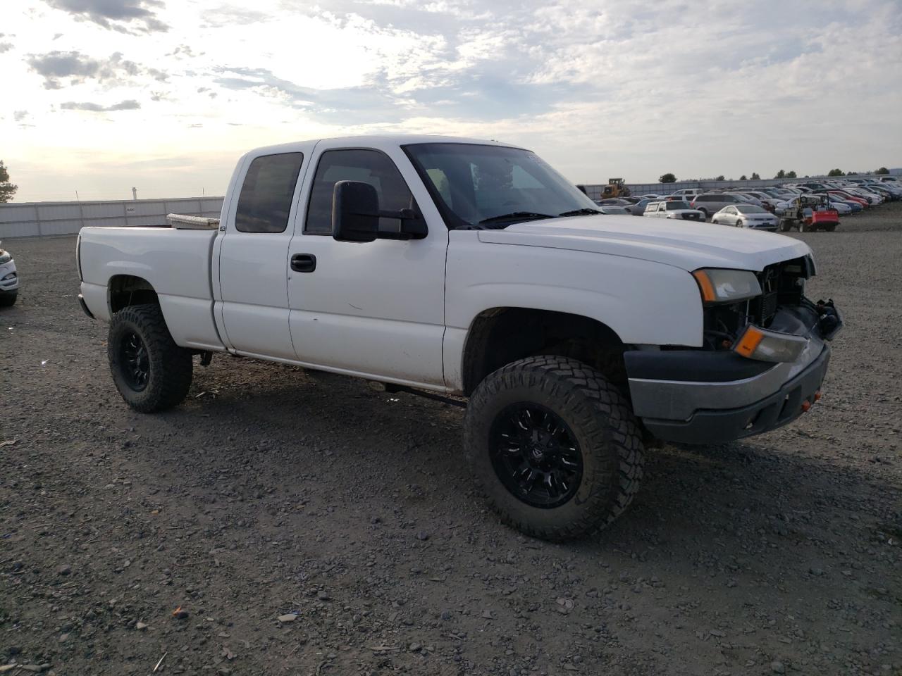 Photo 3 VIN: 1GCEK19BX5Z299722 - CHEVROLET SILVERADO 