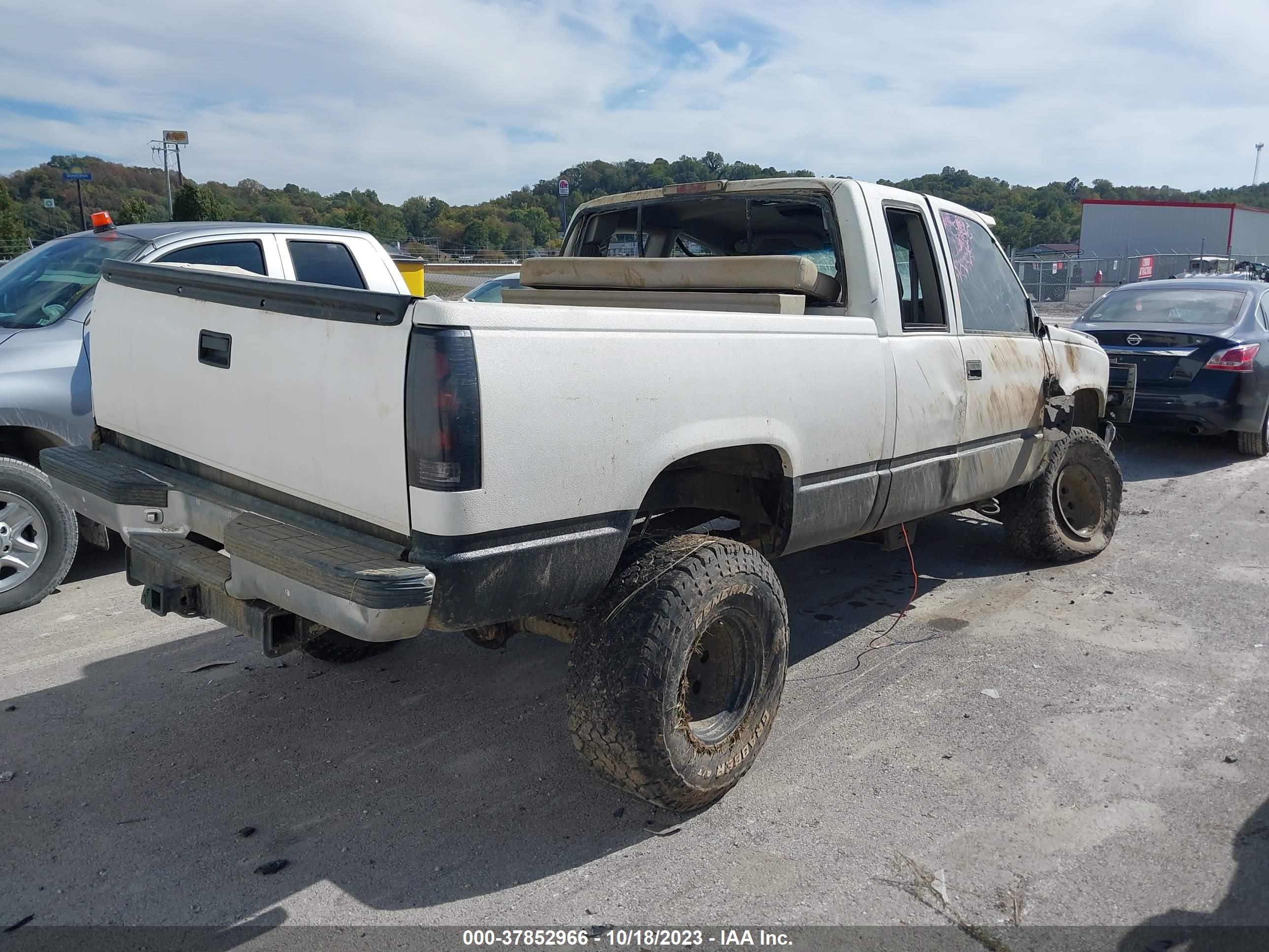 Photo 3 VIN: 1GCEK19R1WR115640 - CHEVROLET S-10 PICKUP 