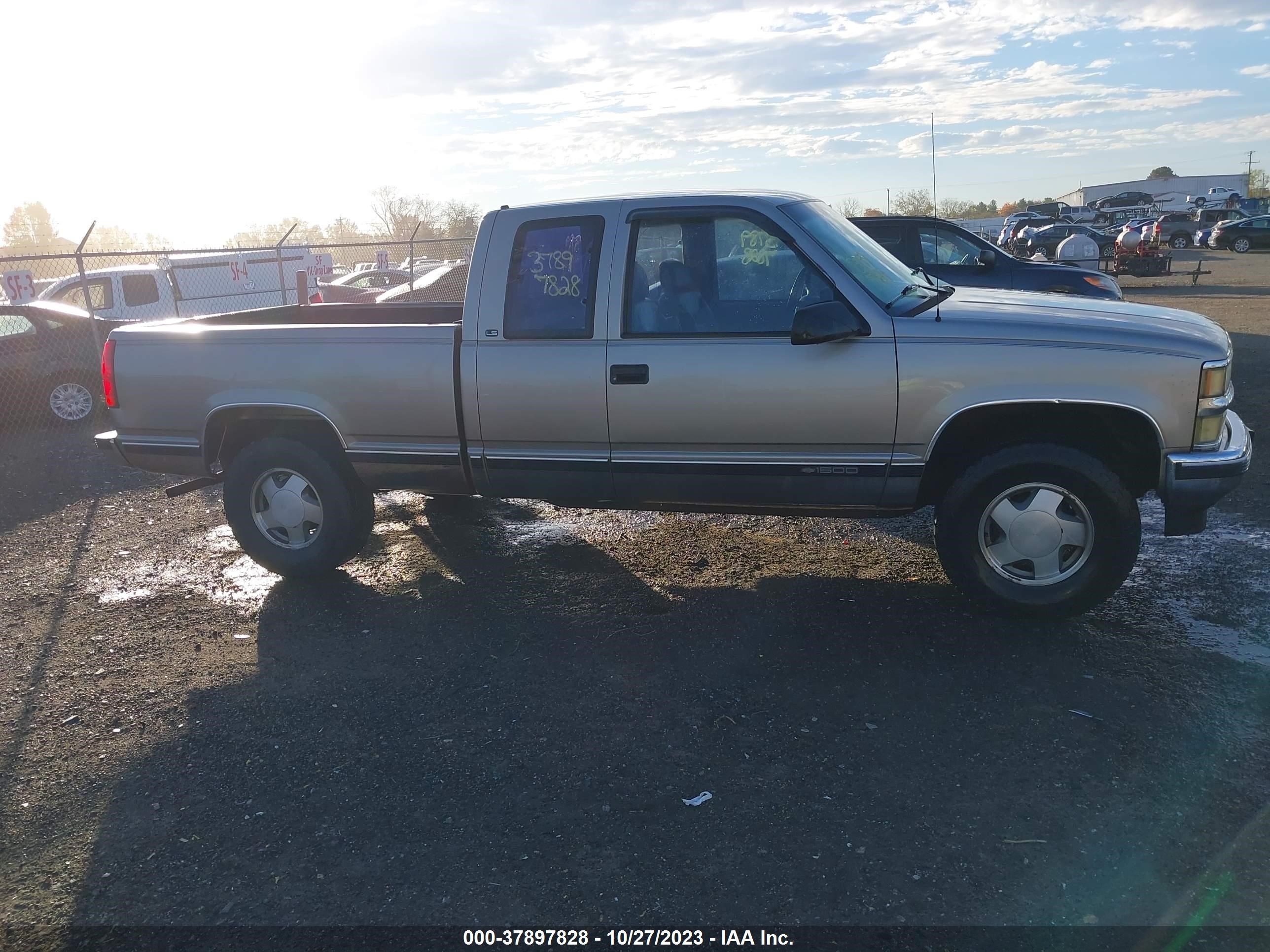 Photo 12 VIN: 1GCEK19R8XR117337 - CHEVROLET S-10 PICKUP 