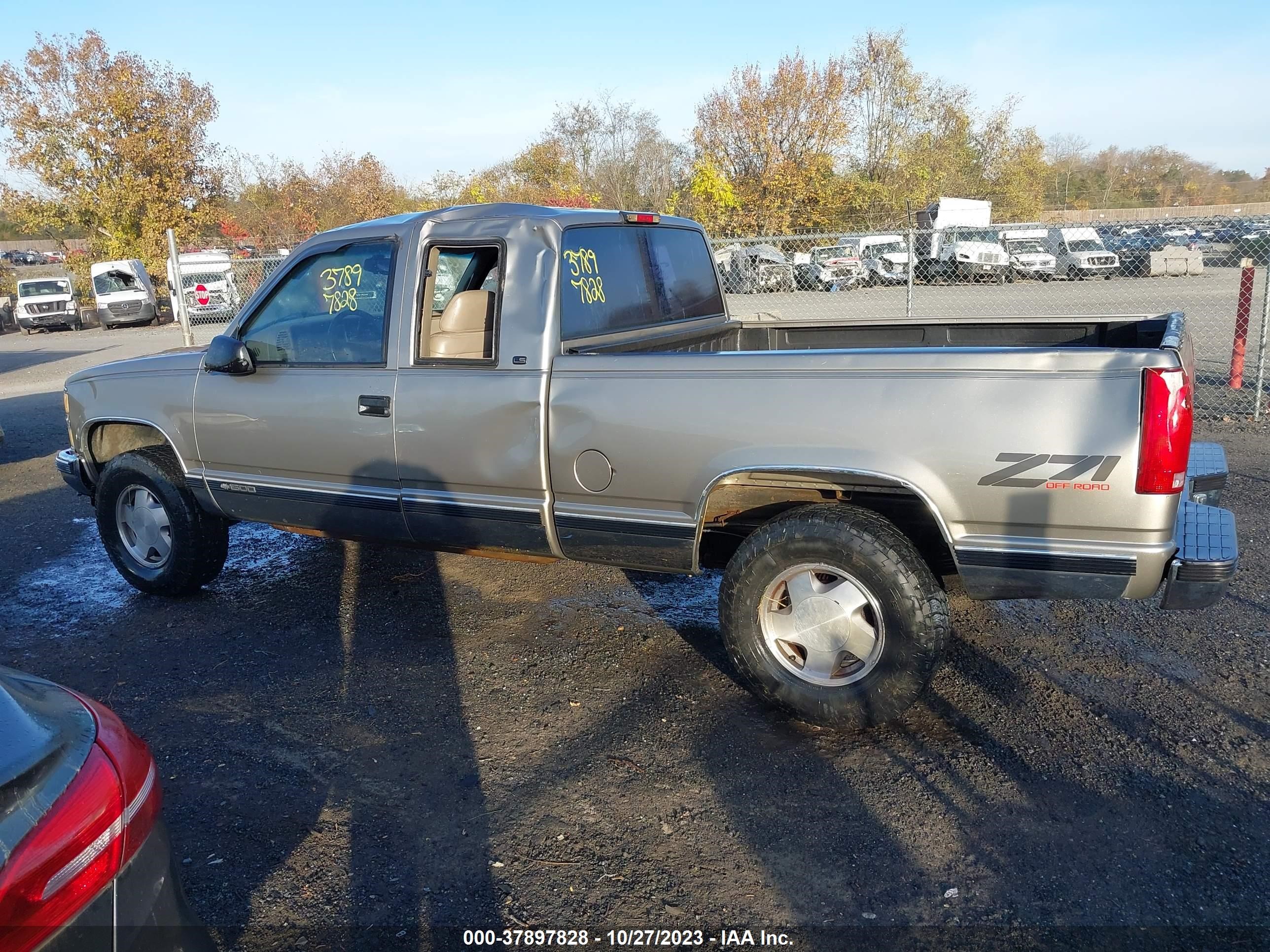 Photo 13 VIN: 1GCEK19R8XR117337 - CHEVROLET S-10 PICKUP 