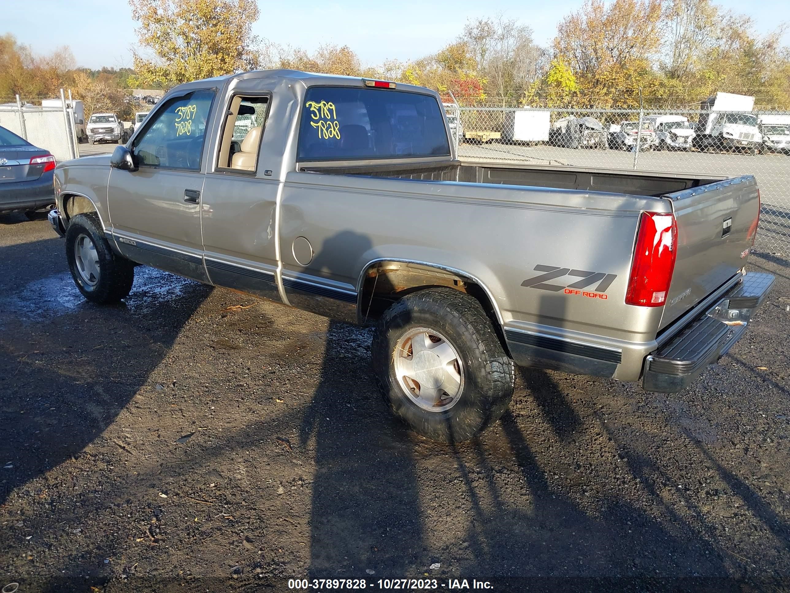 Photo 2 VIN: 1GCEK19R8XR117337 - CHEVROLET S-10 PICKUP 