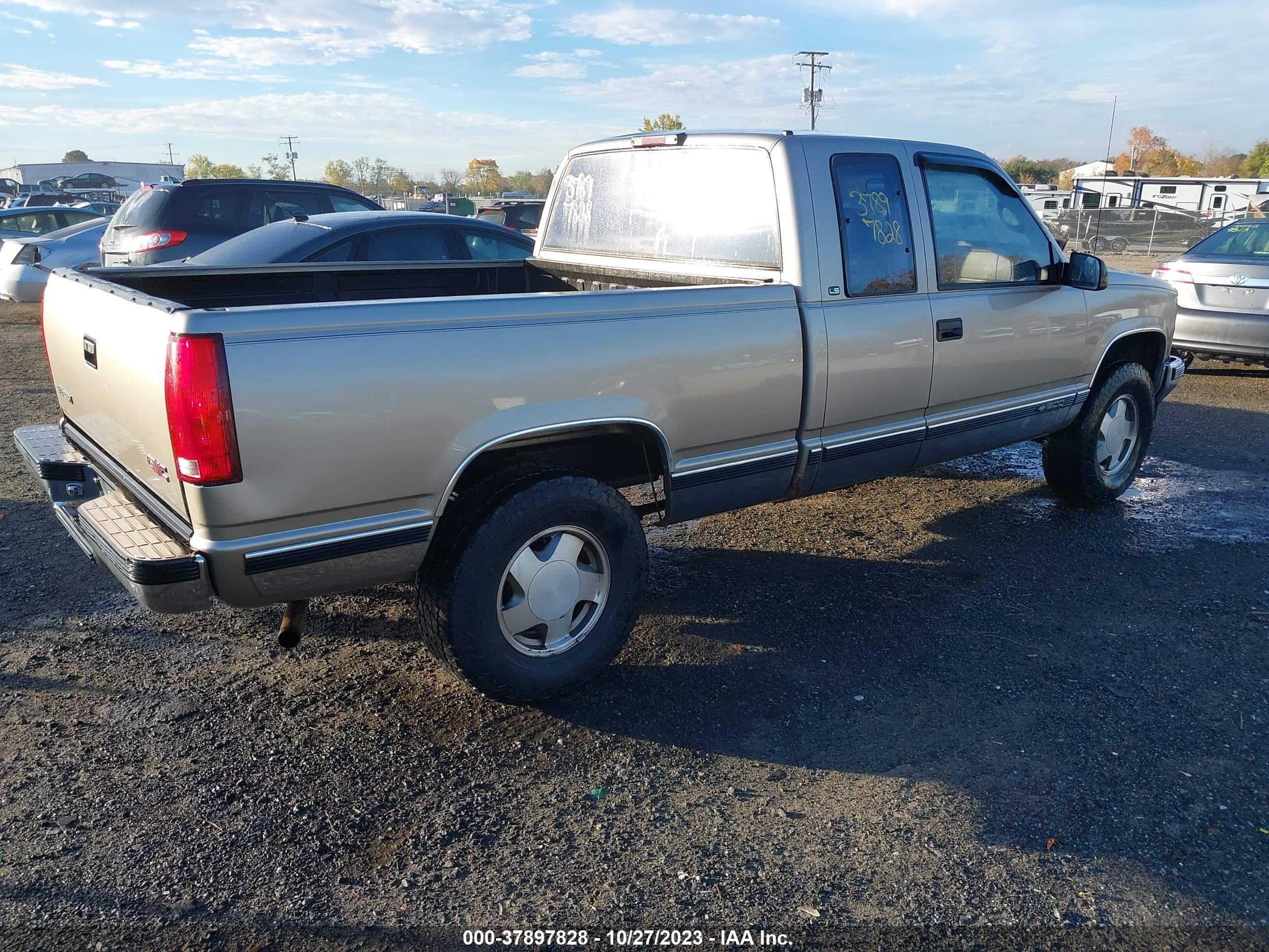 Photo 3 VIN: 1GCEK19R8XR117337 - CHEVROLET S-10 PICKUP 