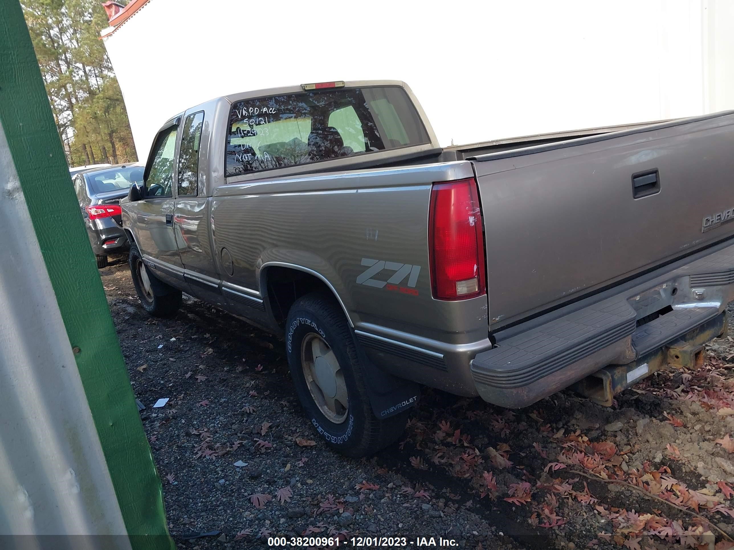 Photo 2 VIN: 1GCEK19R9WR150121 - CHEVROLET S-10 PICKUP 