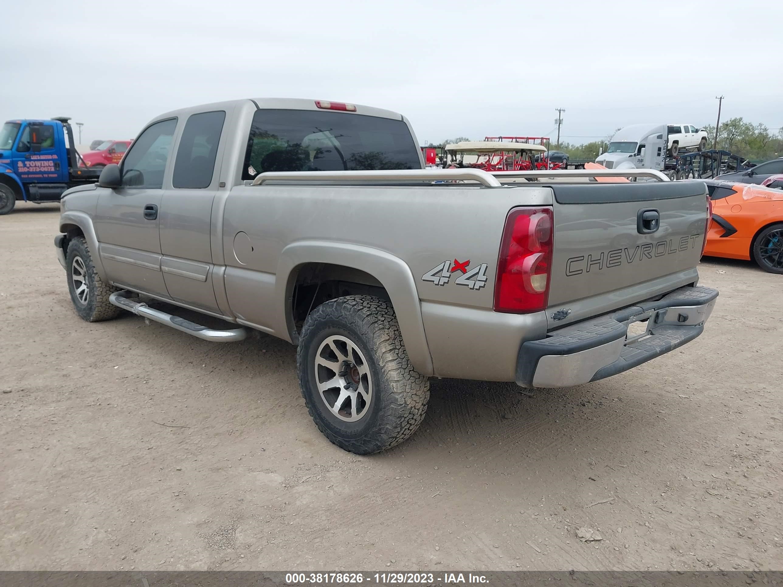 Photo 2 VIN: 1GCEK19V03Z302862 - CHEVROLET SILVERADO 