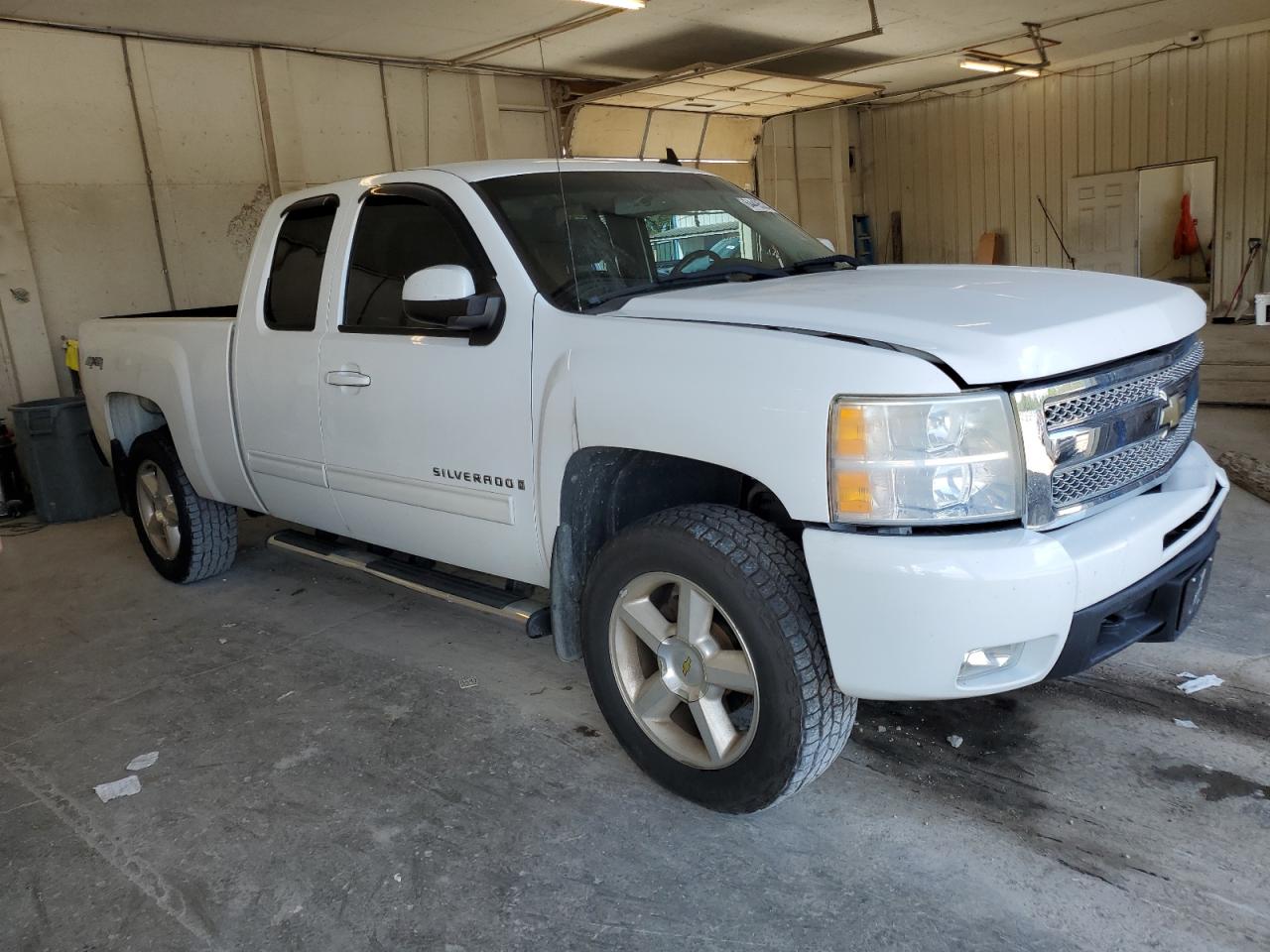 Photo 3 VIN: 1GCEK390X9Z252321 - CHEVROLET SILVERADO 