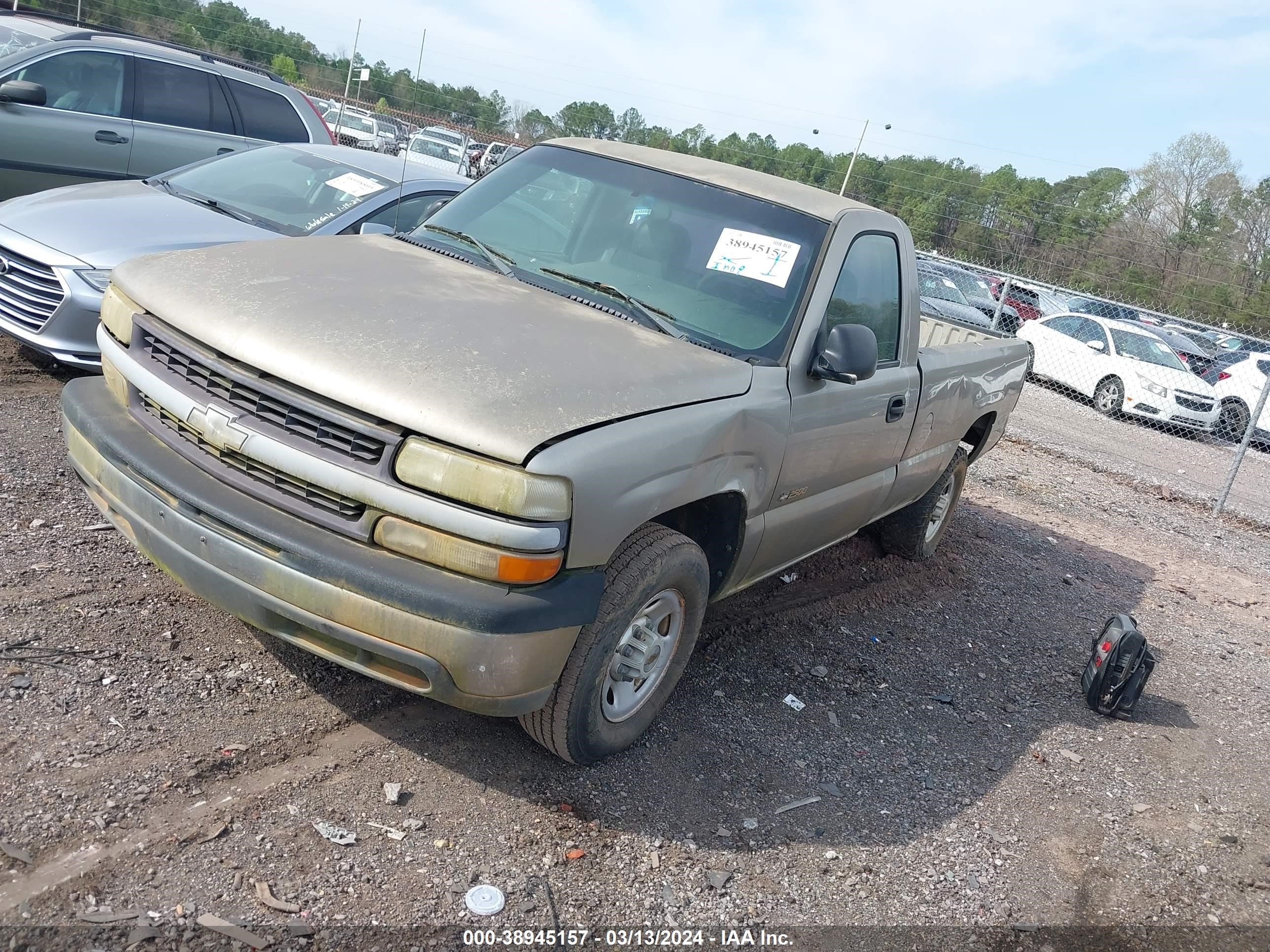 Photo 1 VIN: 1GCFC24T8YZ332096 - CHEVROLET SILVERADO 