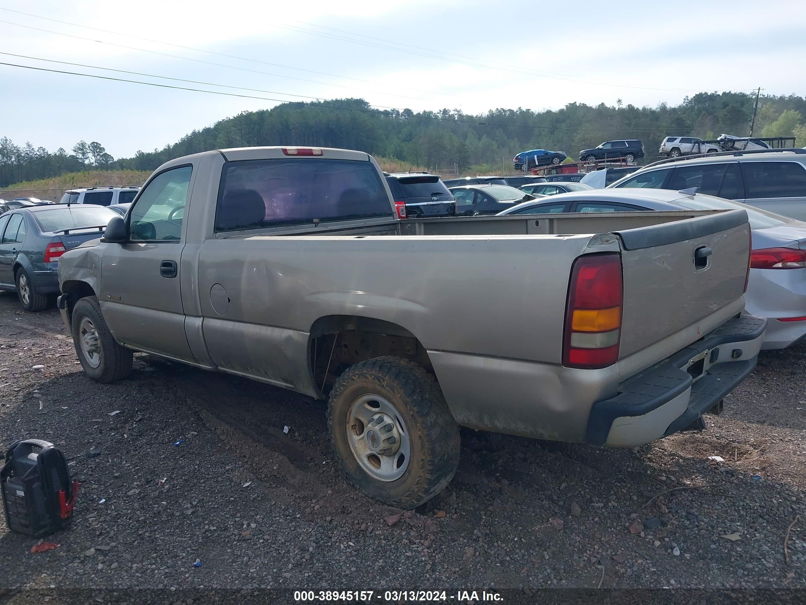 Photo 2 VIN: 1GCFC24T8YZ332096 - CHEVROLET SILVERADO 