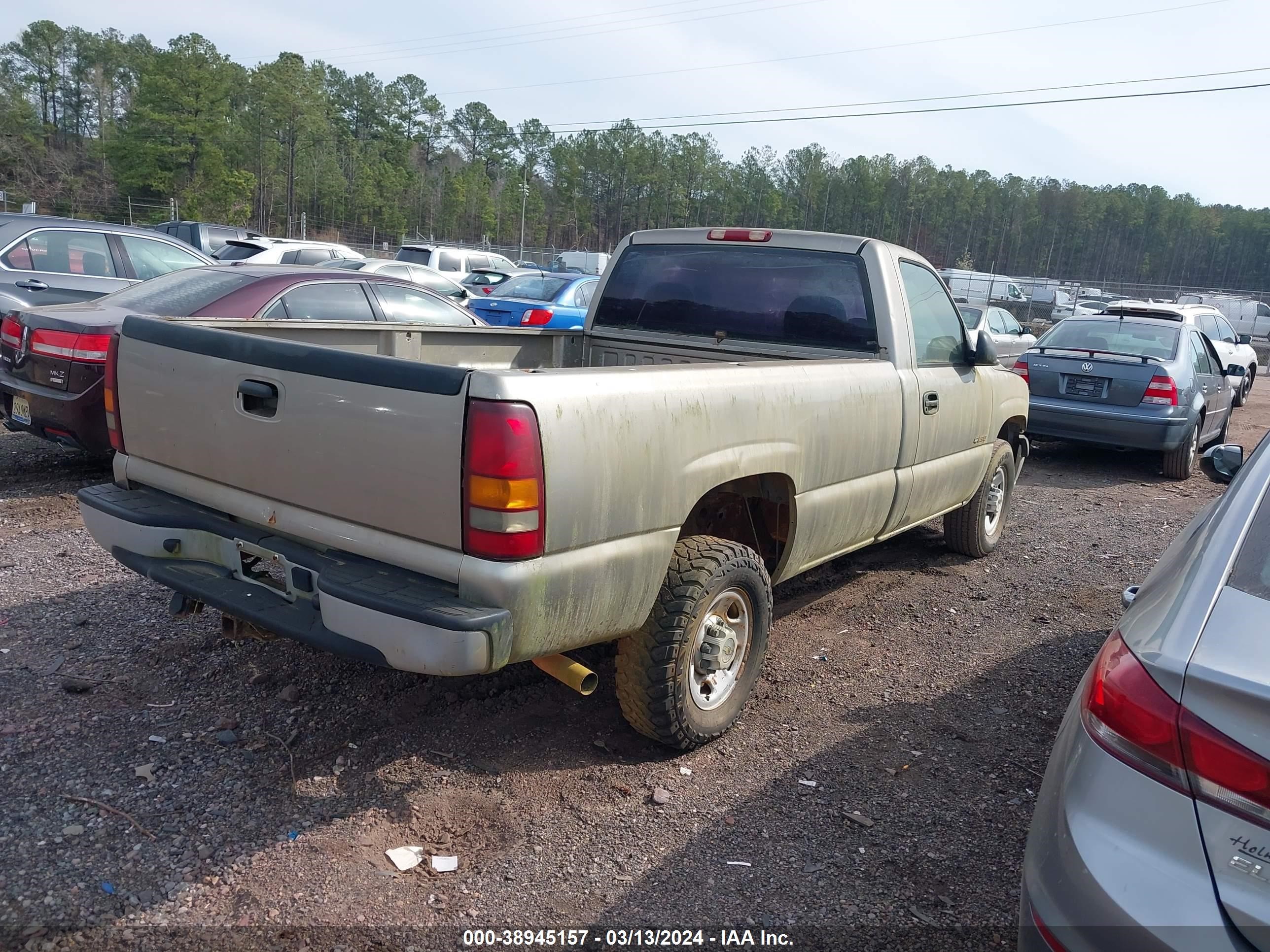 Photo 3 VIN: 1GCFC24T8YZ332096 - CHEVROLET SILVERADO 