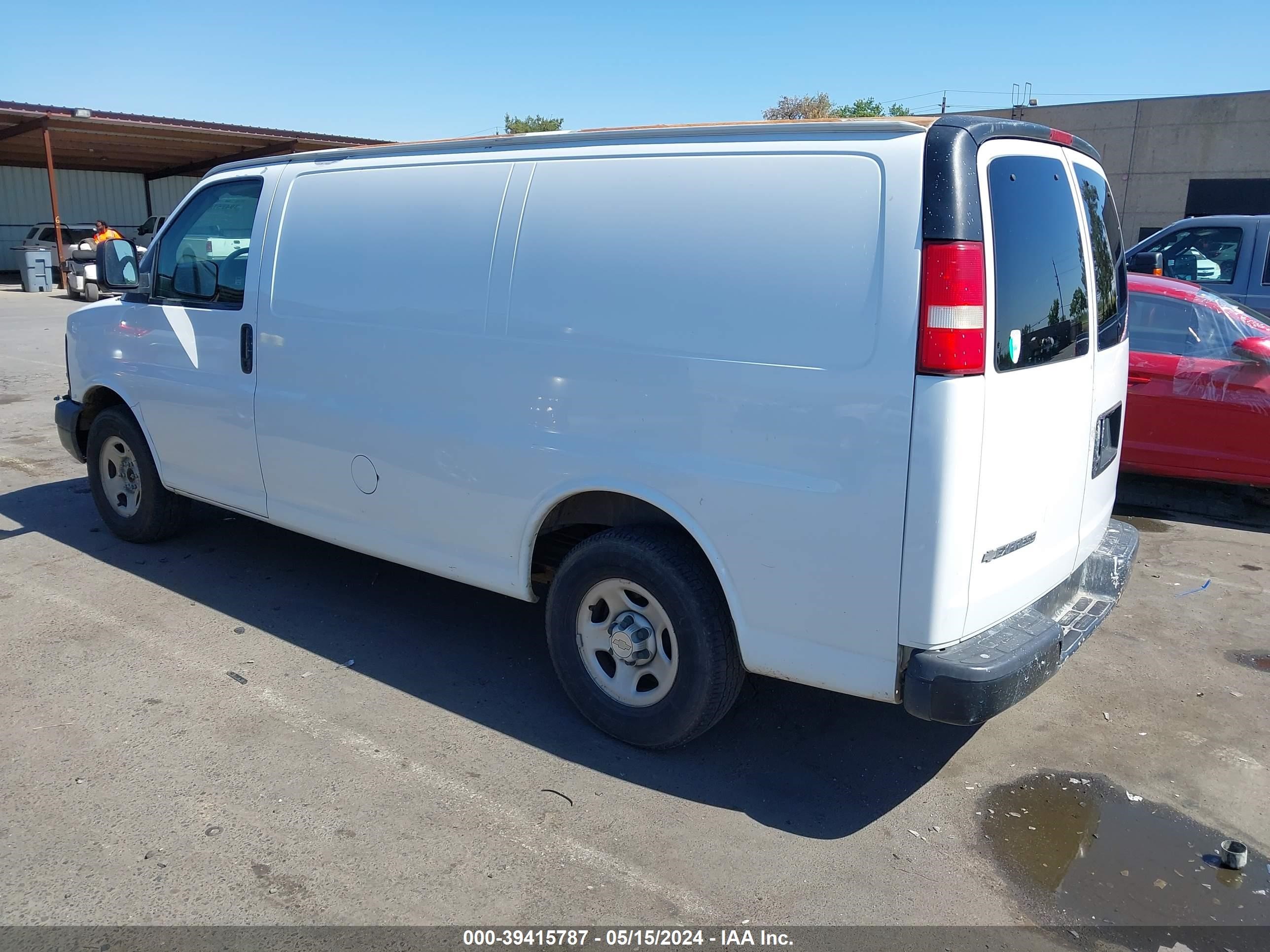 Photo 2 VIN: 1GCFG15T571133775 - CHEVROLET EXPRESS 