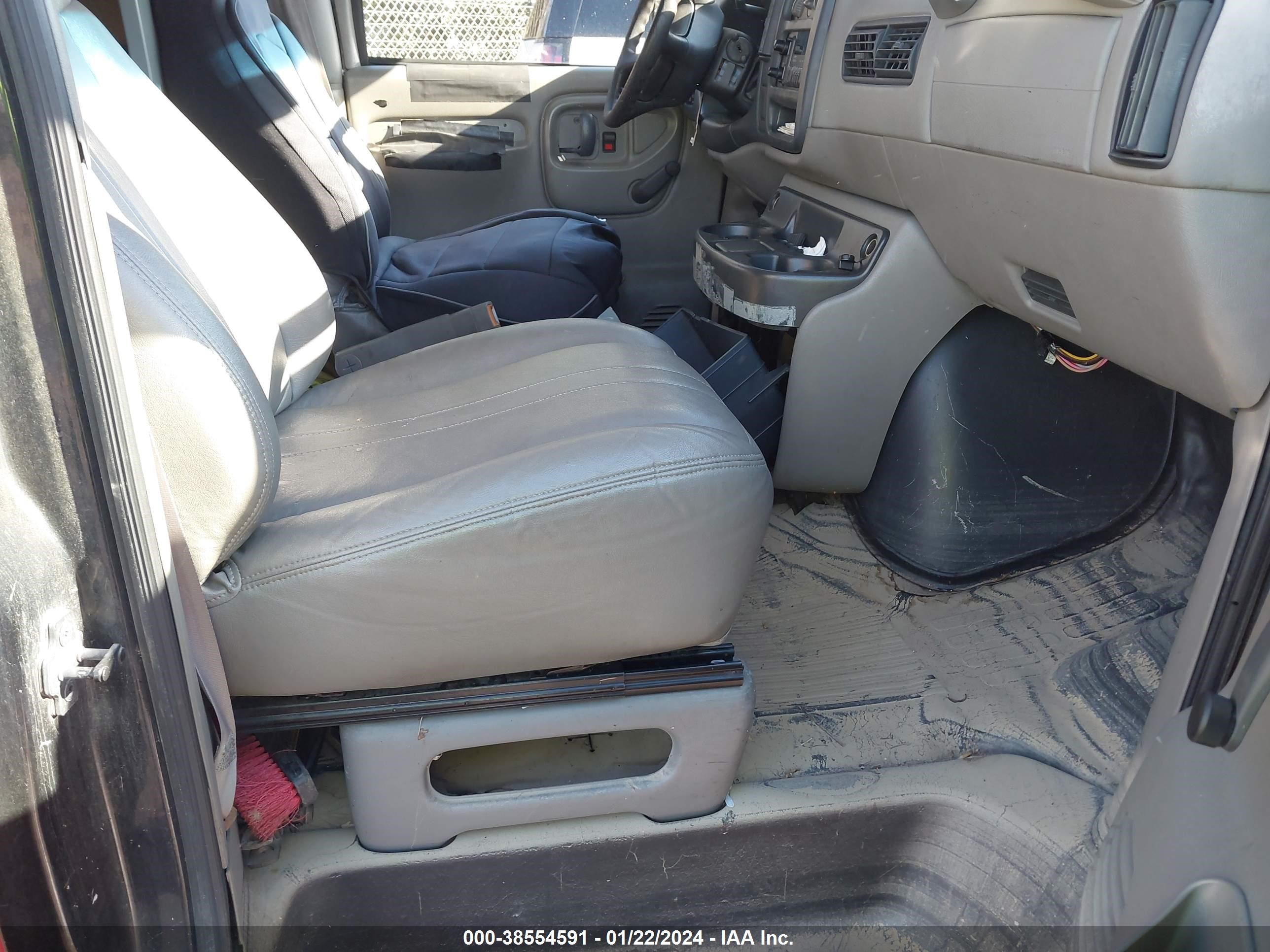 Photo 4 VIN: 1GCFG15W4Y1108152 - CHEVROLET EXPRESS 