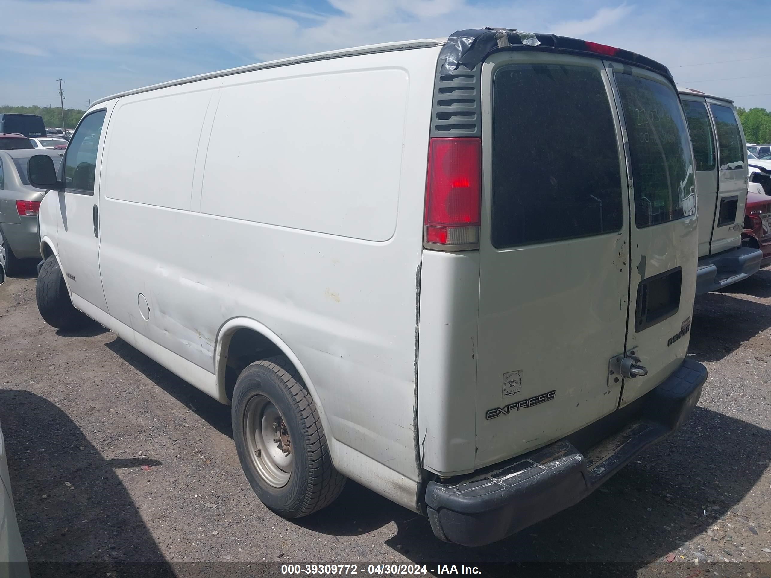 Photo 2 VIN: 1GCFG15W811118608 - CHEVROLET EXPRESS 