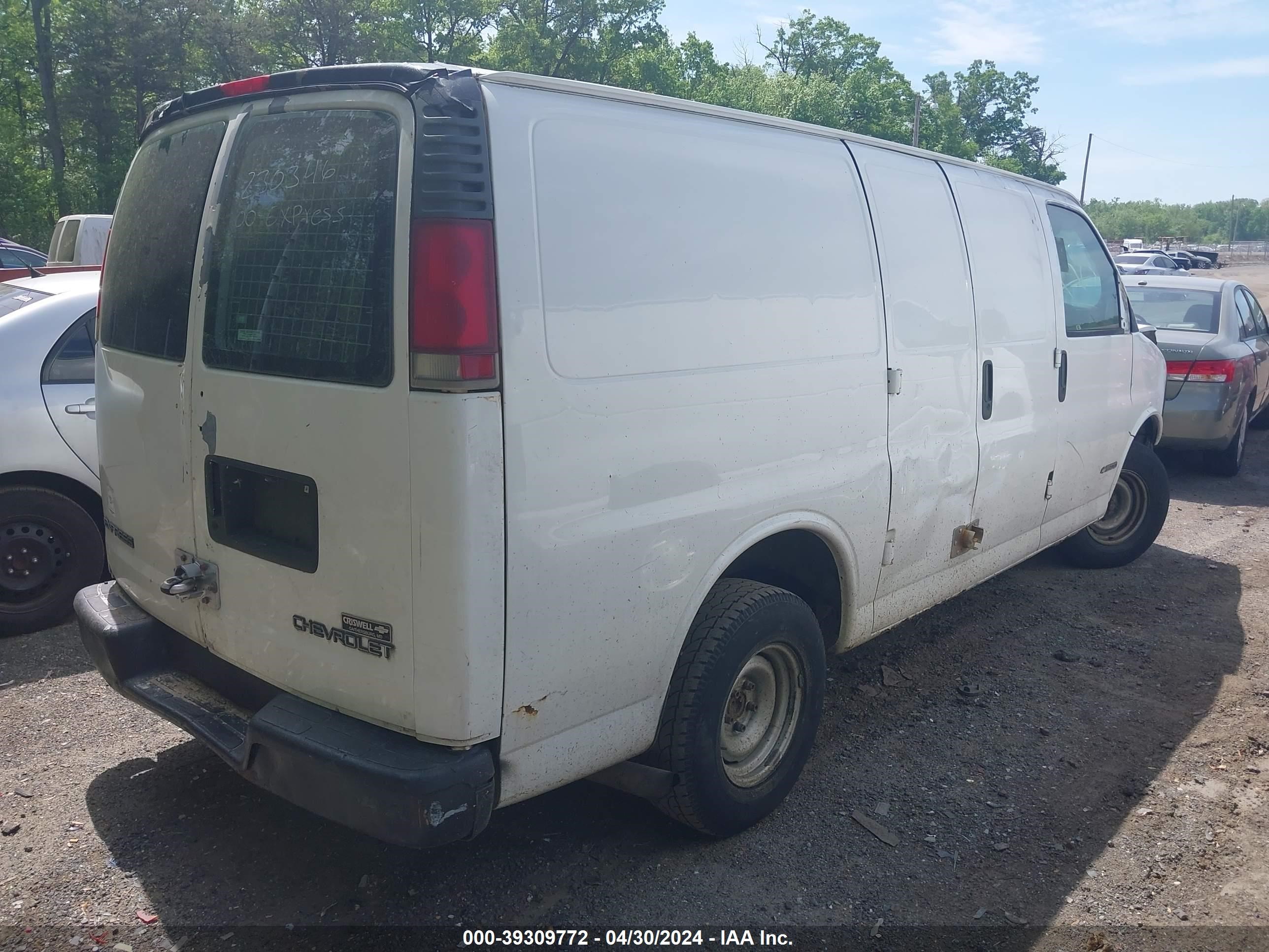 Photo 3 VIN: 1GCFG15W811118608 - CHEVROLET EXPRESS 