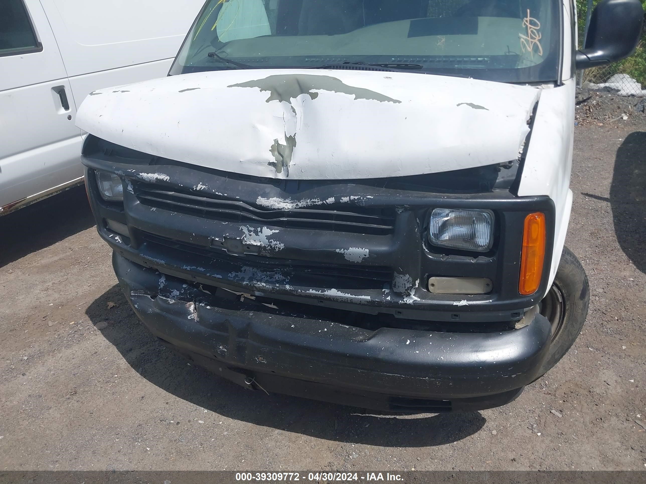 Photo 5 VIN: 1GCFG15W811118608 - CHEVROLET EXPRESS 