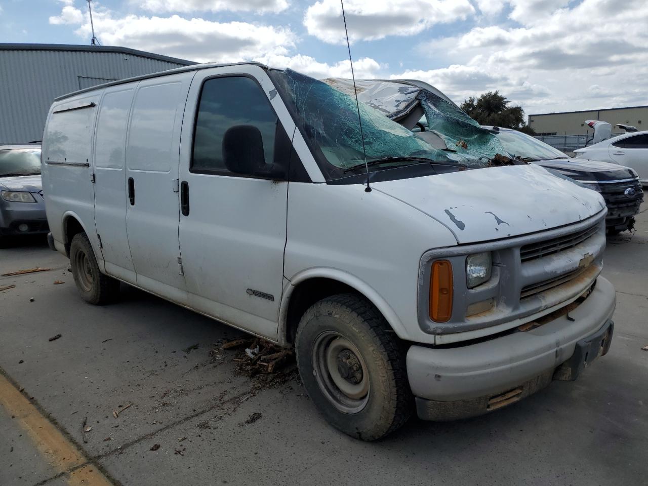 Photo 3 VIN: 1GCFG15W9Y1141745 - CHEVROLET EXPRESS 