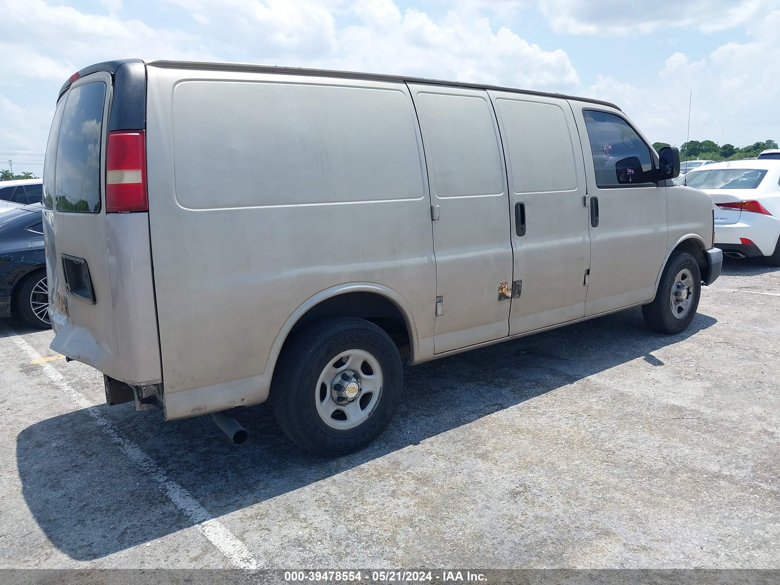 Photo 3 VIN: 1GCFG15X051160785 - CHEVROLET EXPRESS 