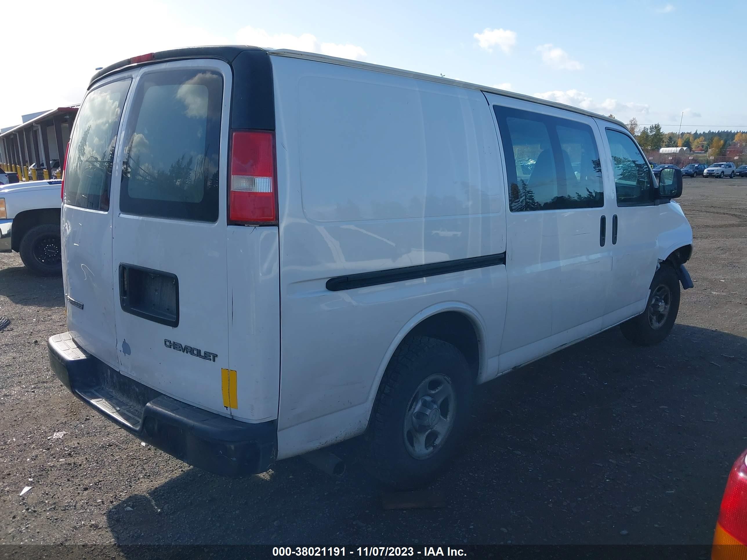 Photo 3 VIN: 1GCFG15X131208730 - CHEVROLET EXPRESS 