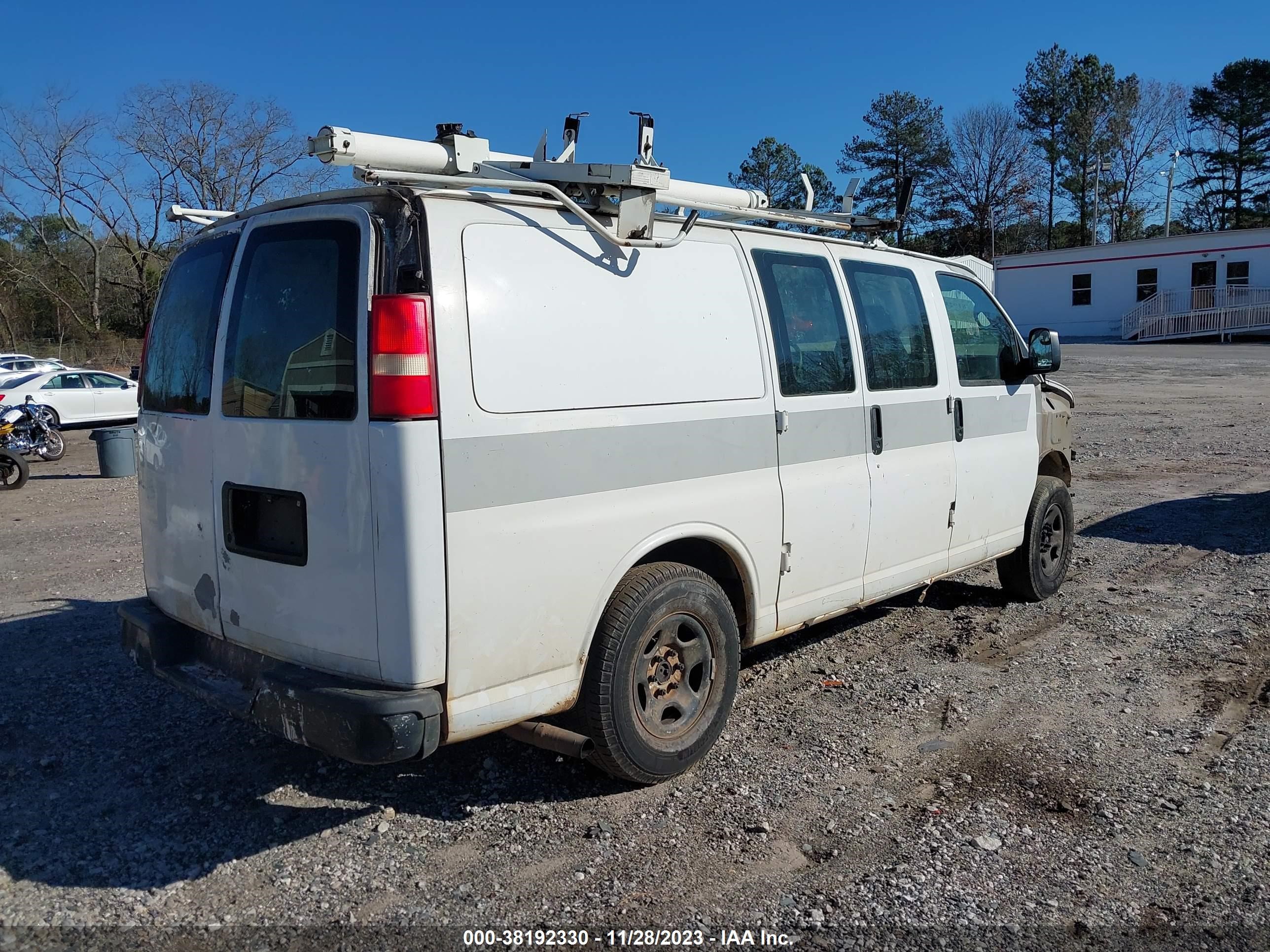 Photo 3 VIN: 1GCFG15X181218939 - CHEVROLET EXPRESS 