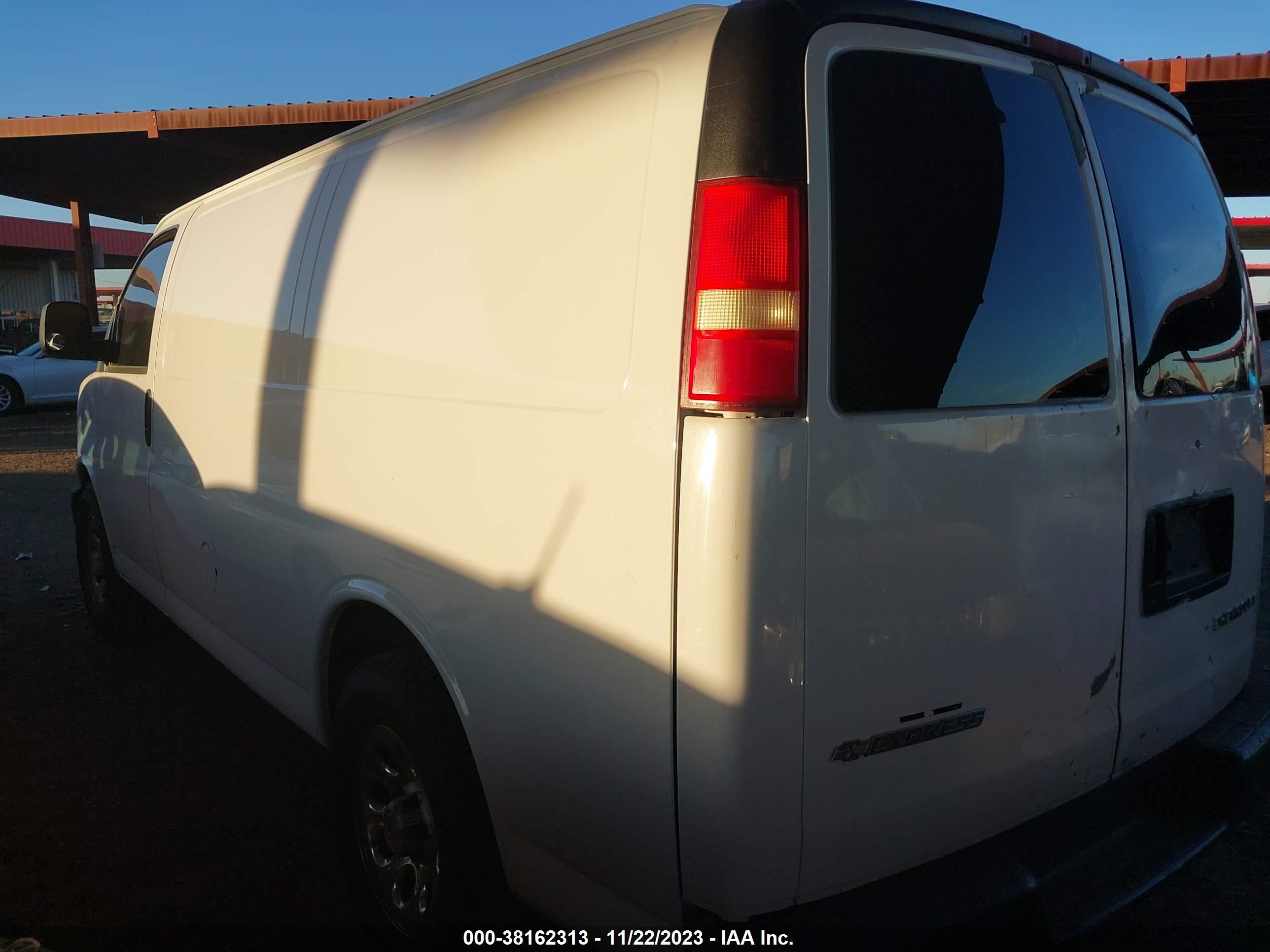 Photo 2 VIN: 1GCFG15X361124624 - CHEVROLET EXPRESS 