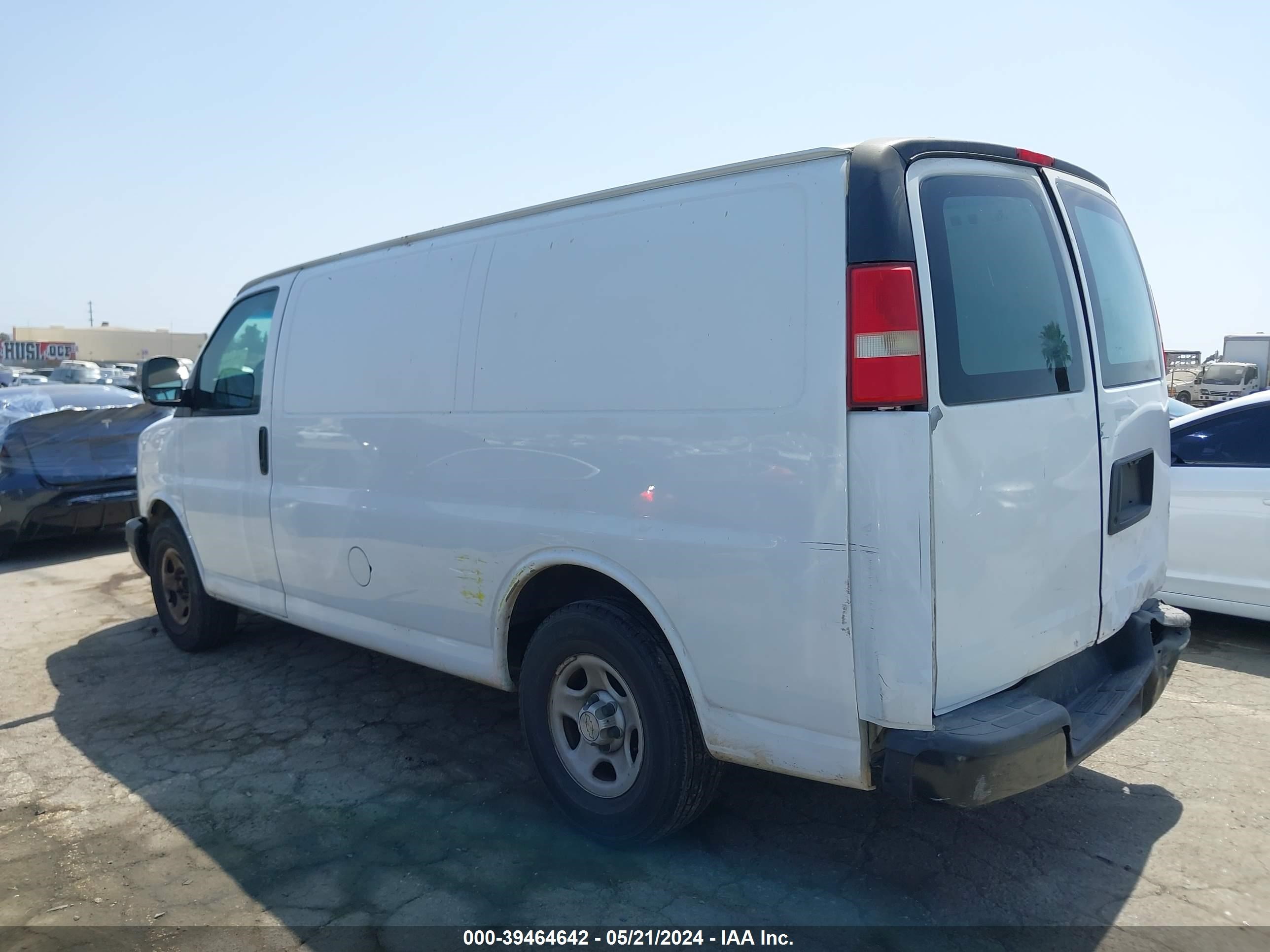 Photo 2 VIN: 1GCFG15X381157674 - CHEVROLET EXPRESS 