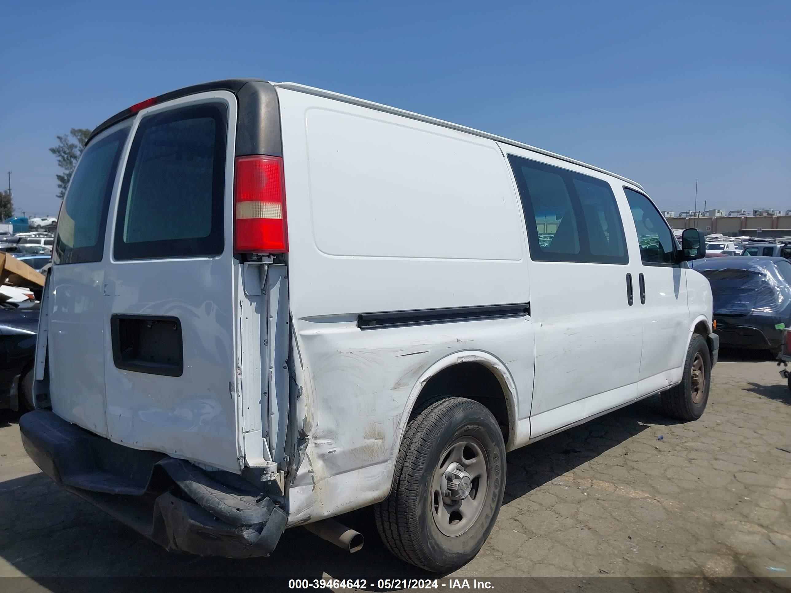 Photo 3 VIN: 1GCFG15X381157674 - CHEVROLET EXPRESS 