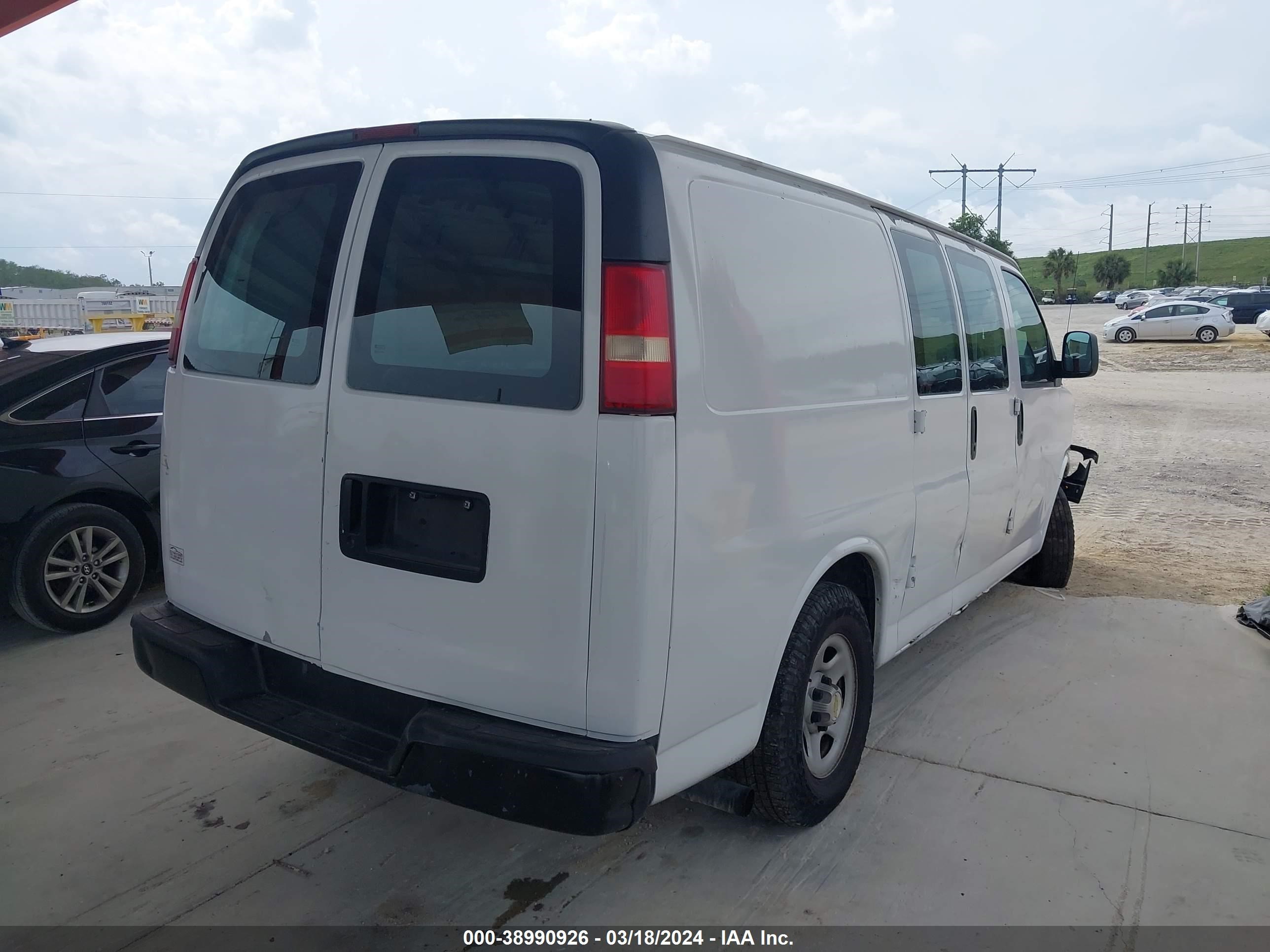 Photo 3 VIN: 1GCFG15X451179372 - CHEVROLET EXPRESS 