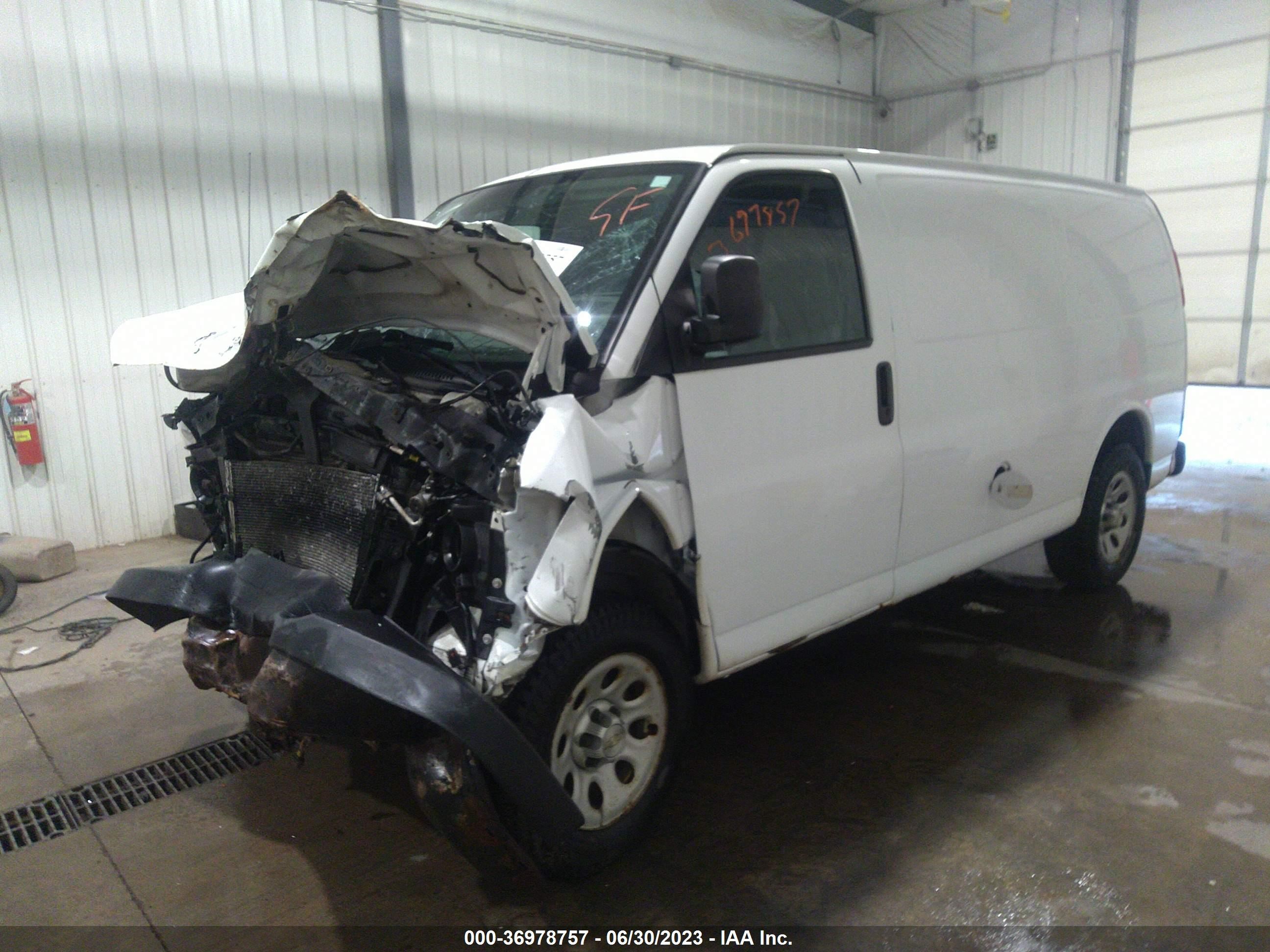 Photo 1 VIN: 1GCFG15X481149938 - CHEVROLET EXPRESS 