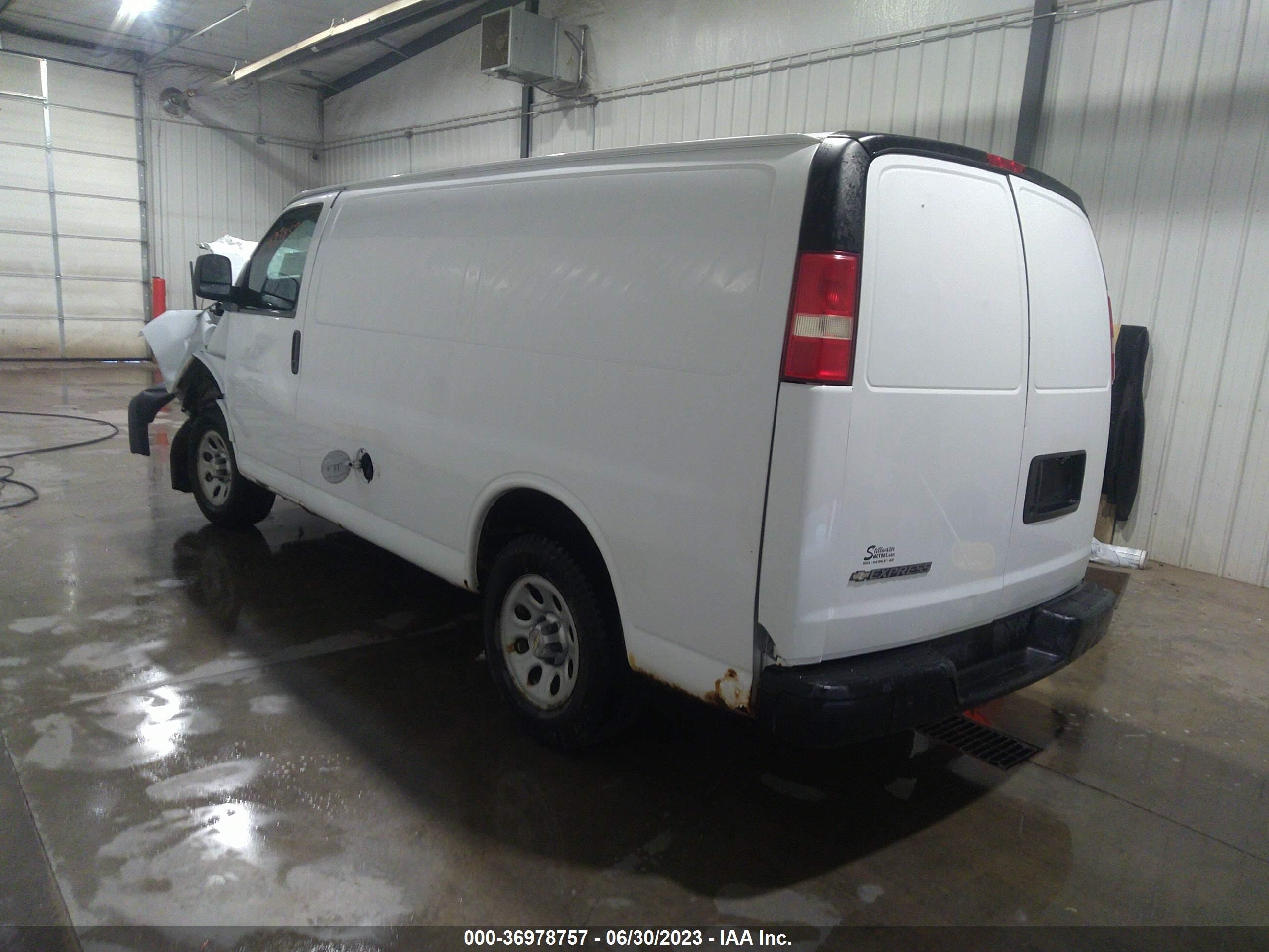 Photo 2 VIN: 1GCFG15X481149938 - CHEVROLET EXPRESS 