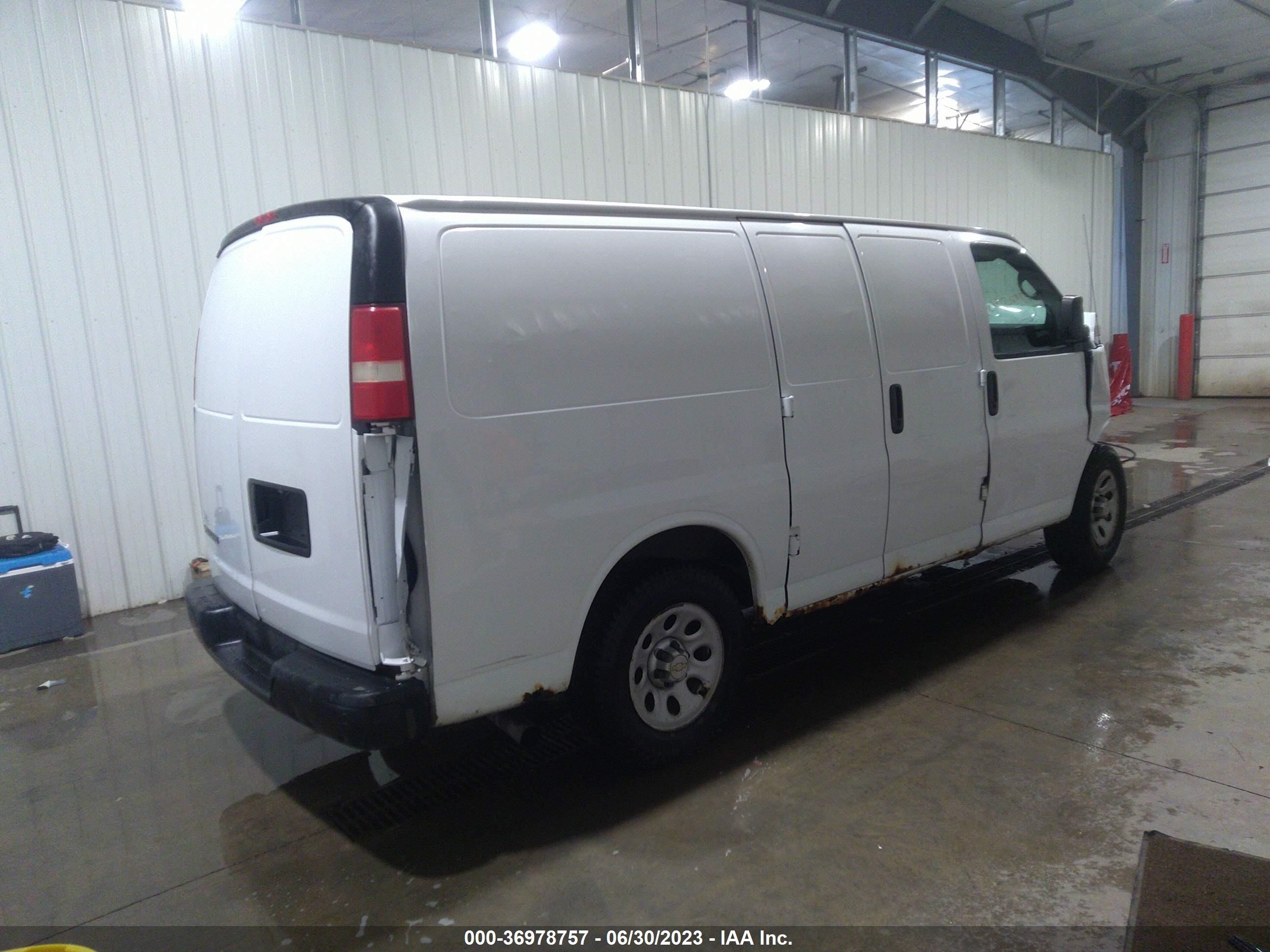 Photo 3 VIN: 1GCFG15X481149938 - CHEVROLET EXPRESS 