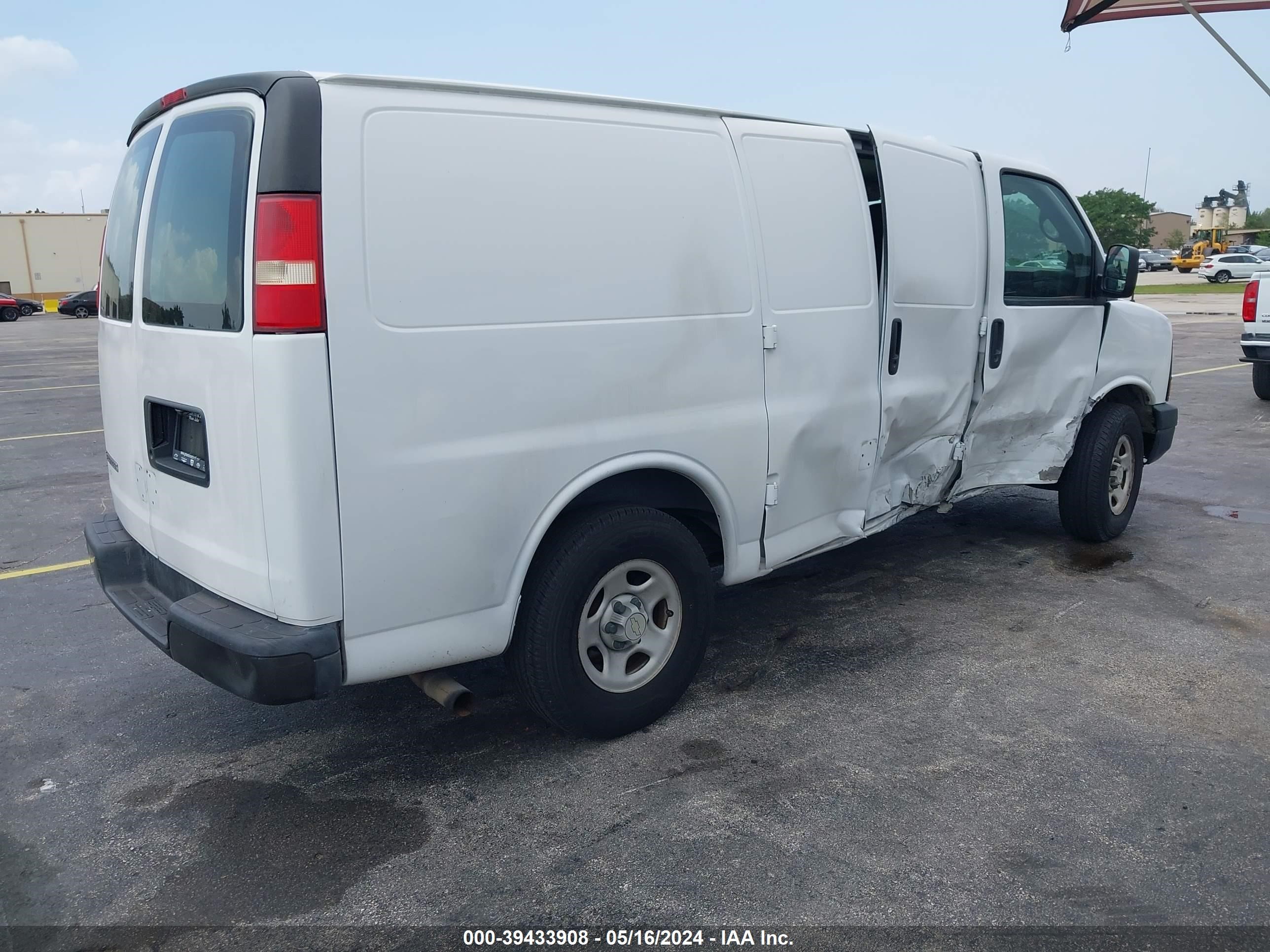 Photo 3 VIN: 1GCFG15X481170076 - CHEVROLET EXPRESS 