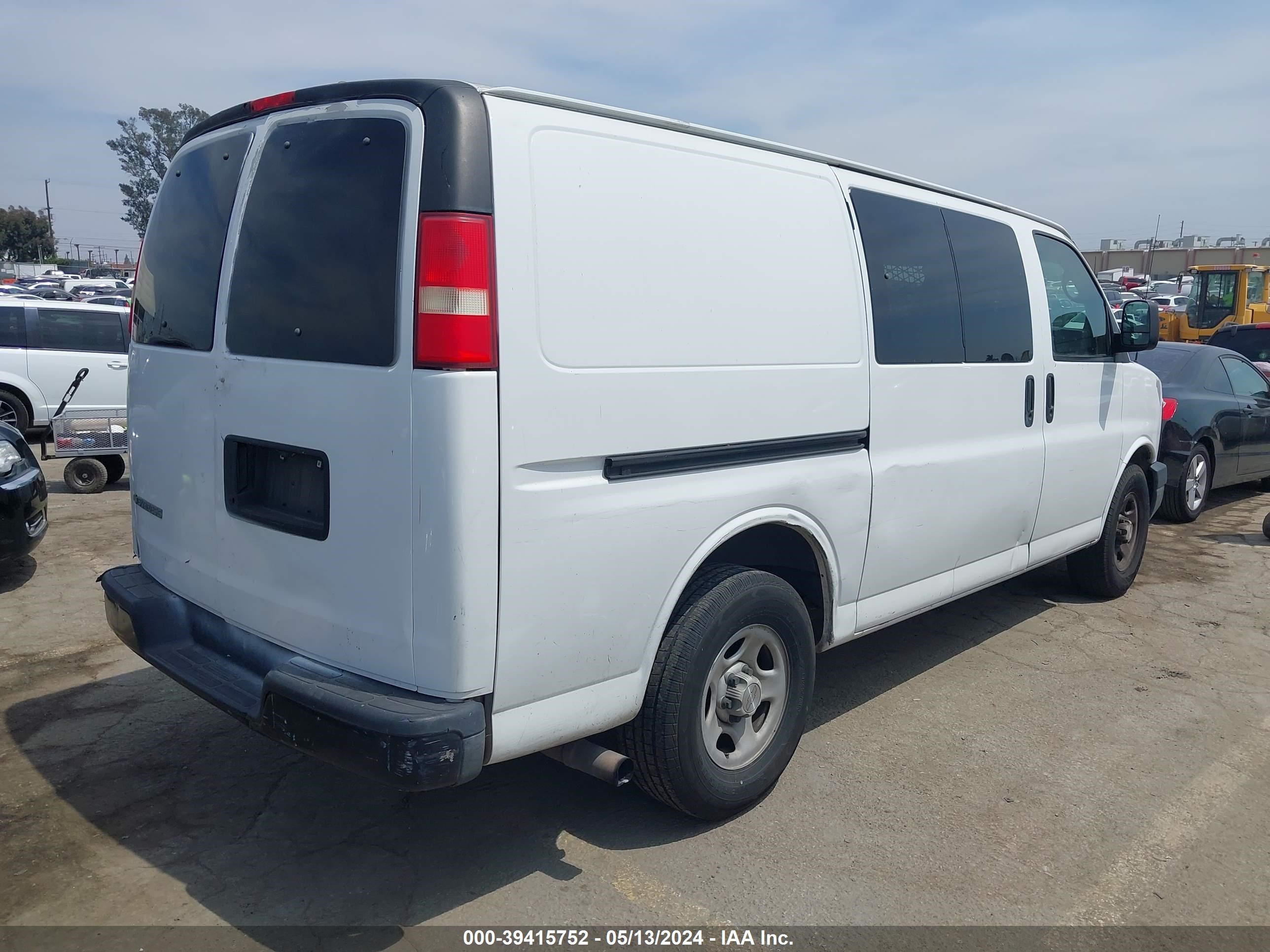 Photo 3 VIN: 1GCFG15X681230438 - CHEVROLET EXPRESS 