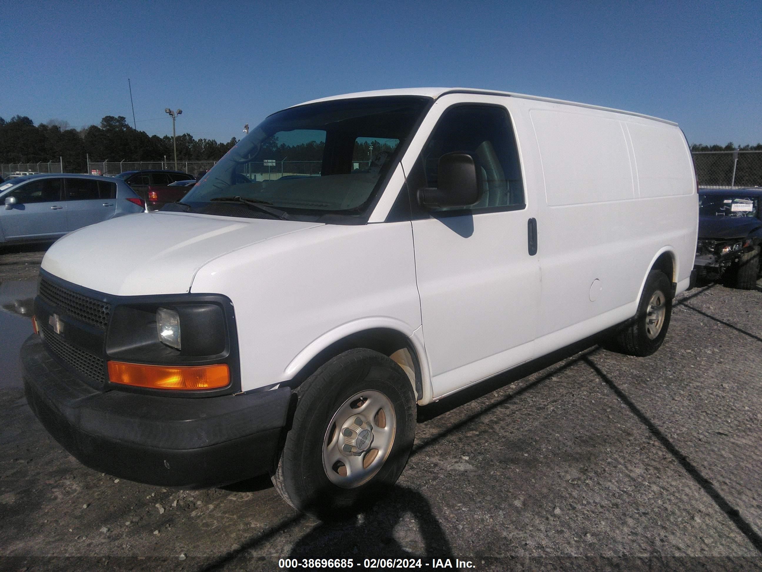 Photo 1 VIN: 1GCFG15X781125388 - CHEVROLET EXPRESS 